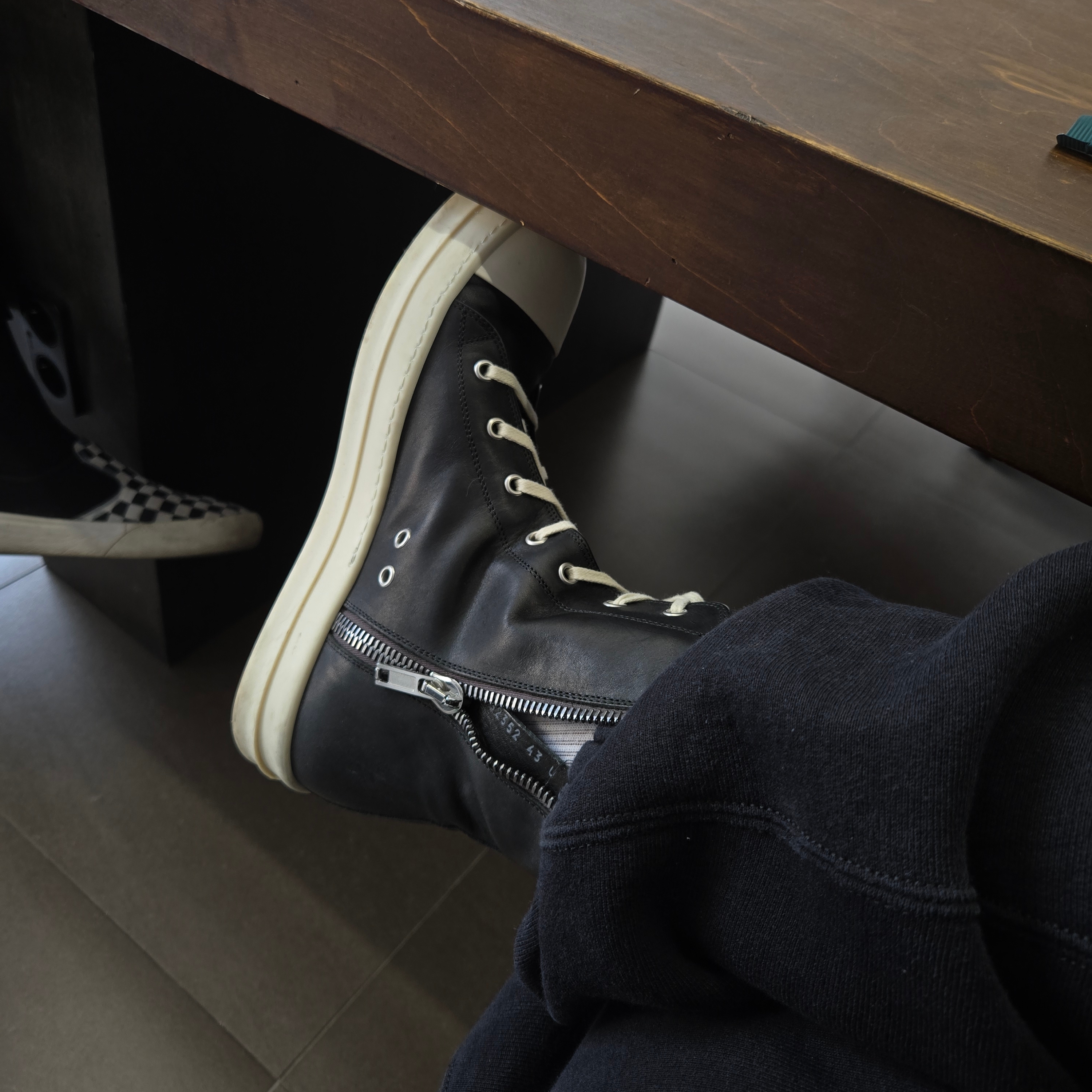 Rick Owens Lido Sneakers Black Milk 착용 스타일 - 2