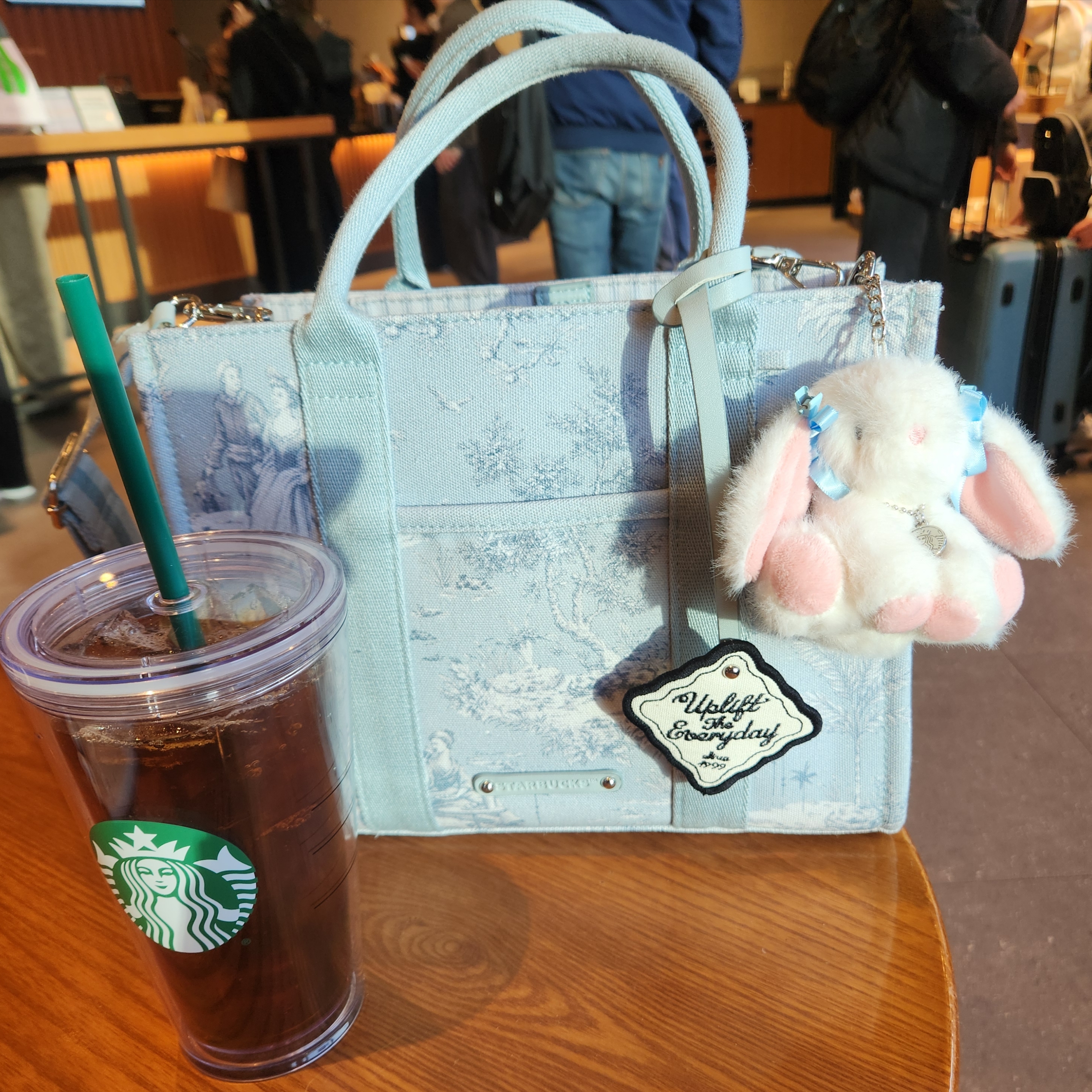 Starbucks French Summer Picnic Tote Bag, Starbucks Sweetie Fluffy Bunny Keychain 착용 스타일