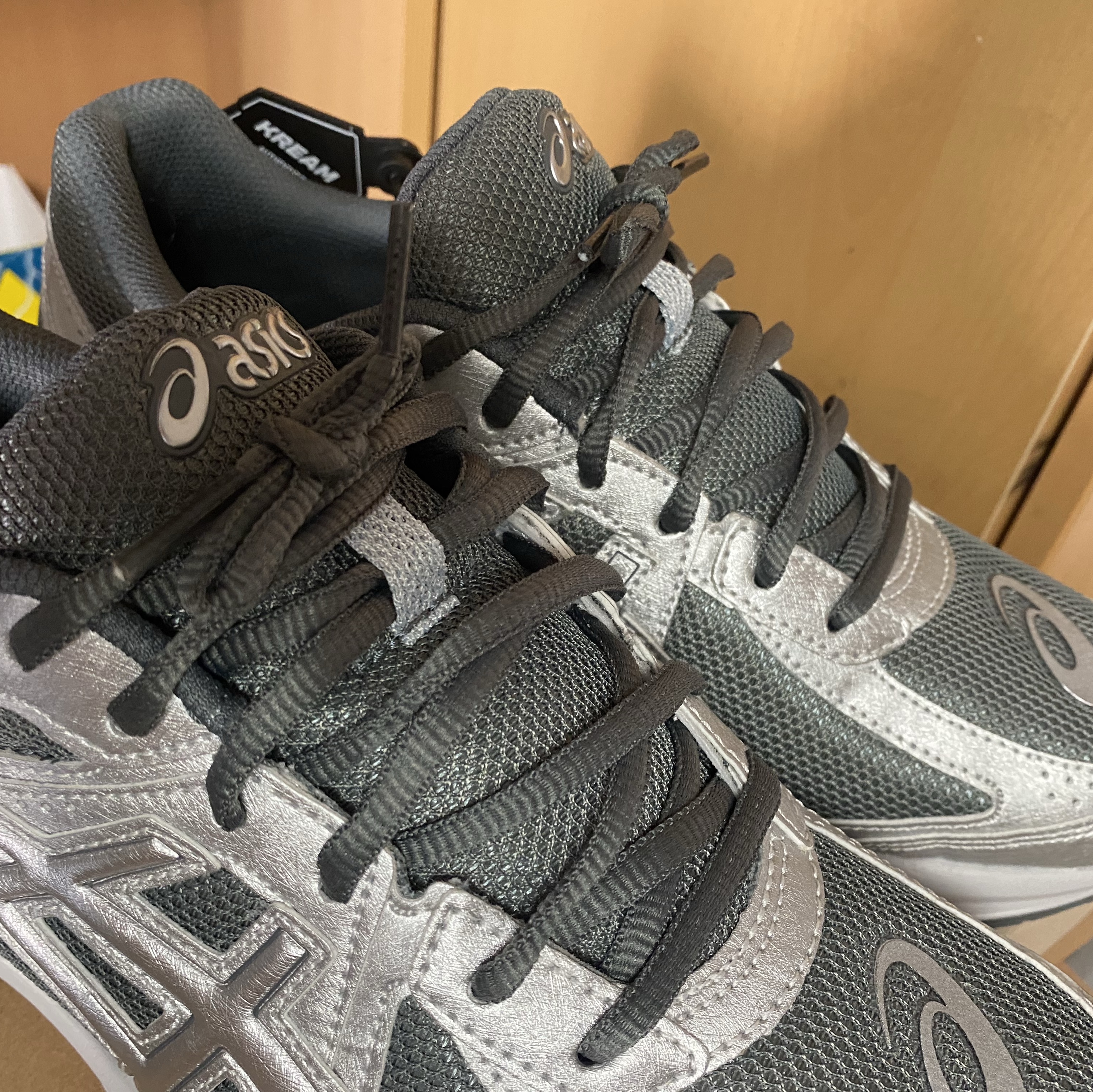 Asics Jog 100 S SMU Sheet Rock Pure Silver - 2E Wide 착용 스타일