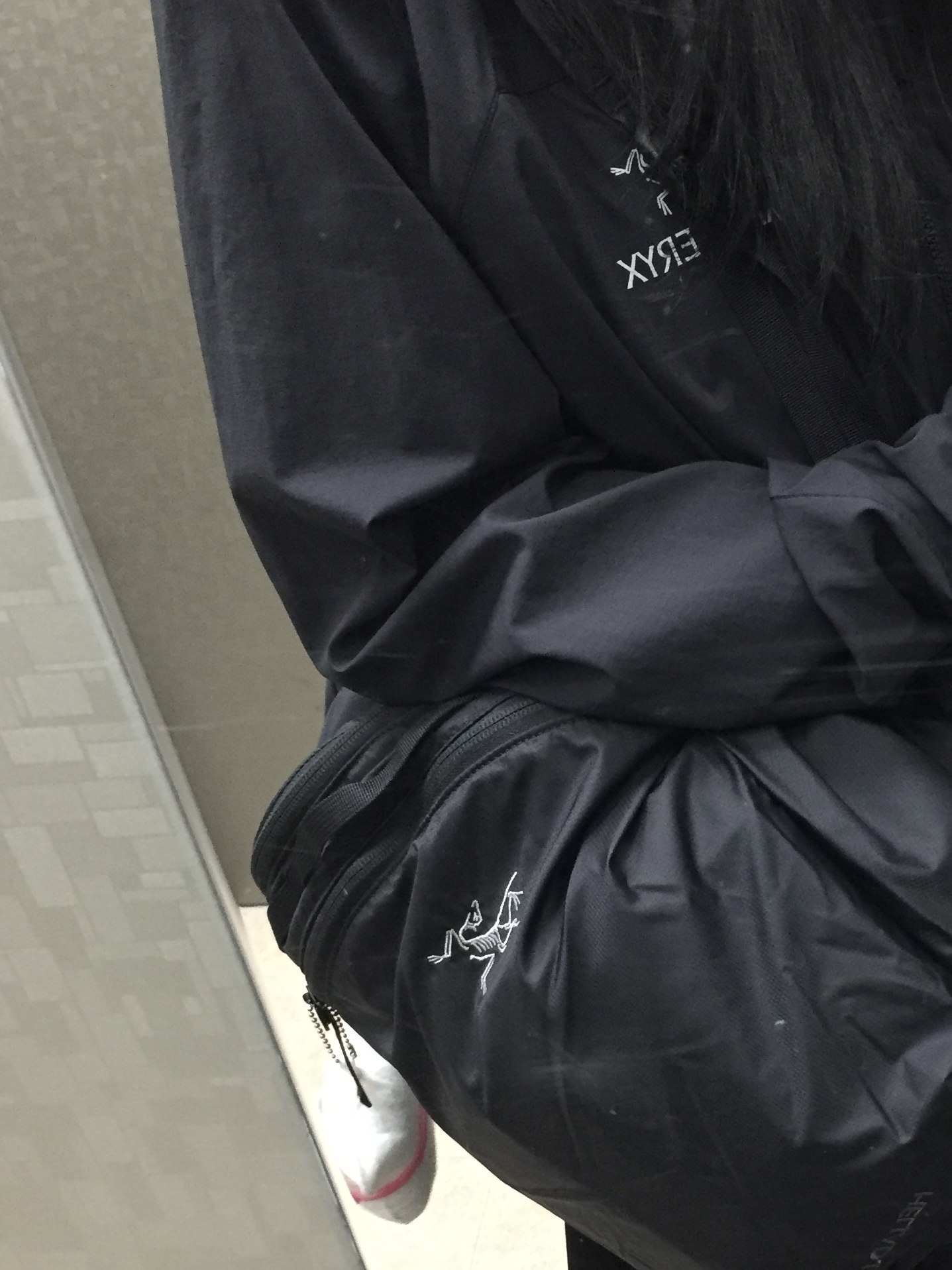 Arc'teryx Heliad 15 Backpack Black, Arc'teryx Squamish Hoody Black 착용 스타일 - 1