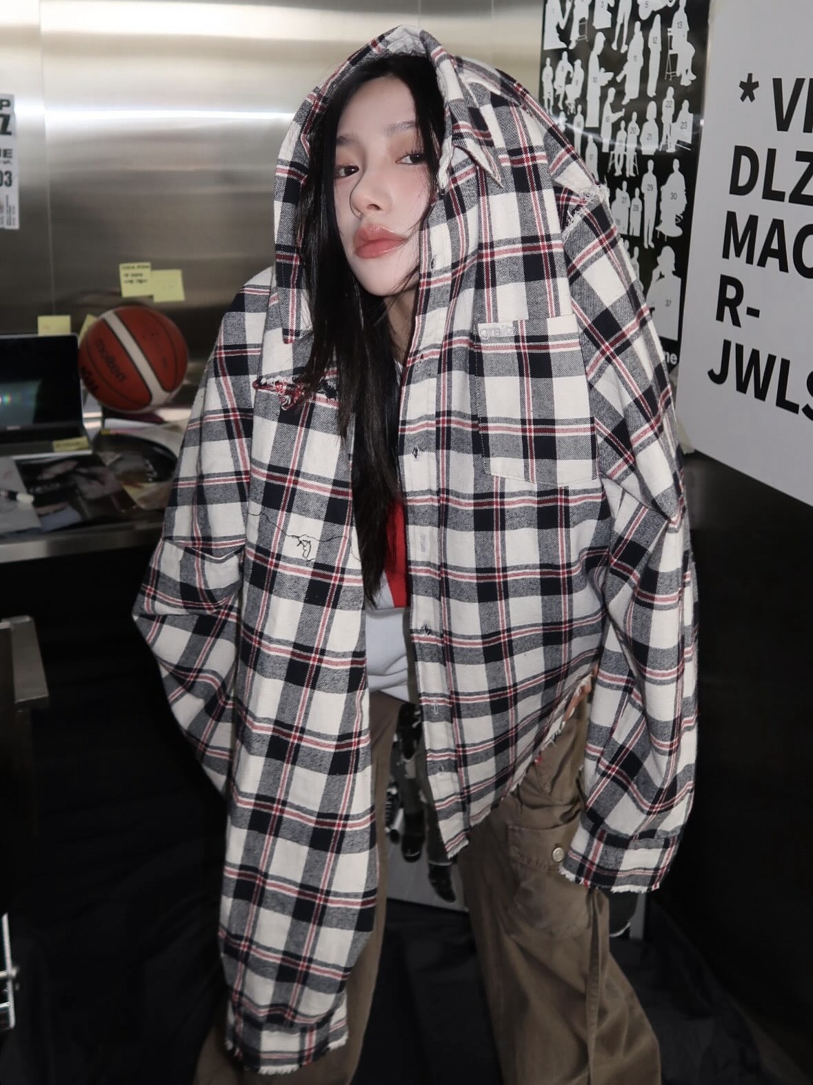 GRAILZ Distressed Check Shirts Ivory 착용 스타일