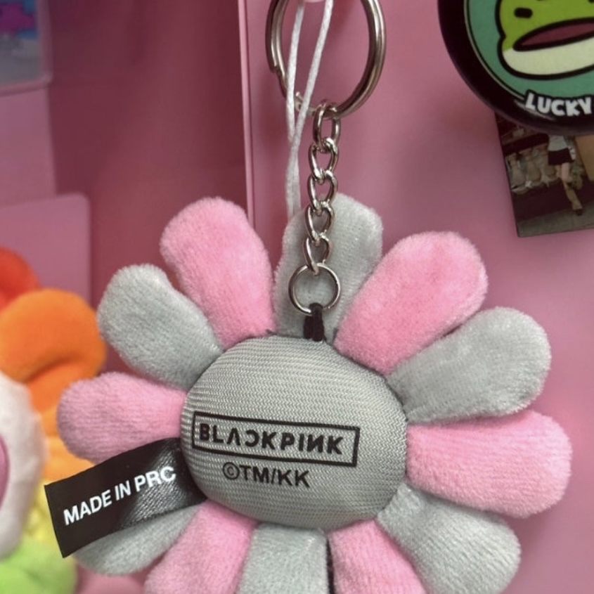 Kaikai Kiki x Blackpink Flower Keyring Pink Grey, NewJeans x Murakami Plush Keyring Flower 착용 스타일 - 2
