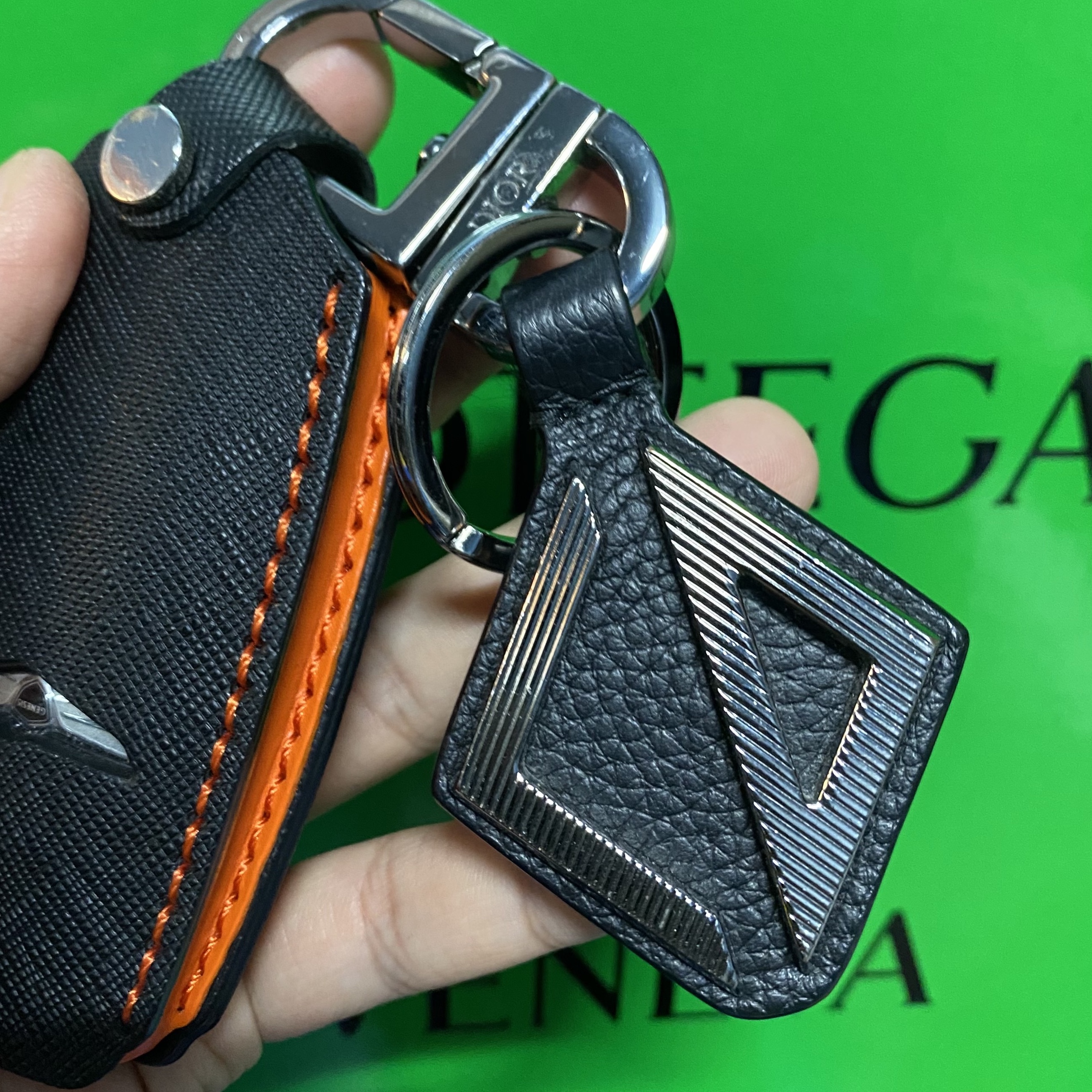 Dior D Touch Keyring Black Grained Calfskin CD Diamond Signature 착용 스타일