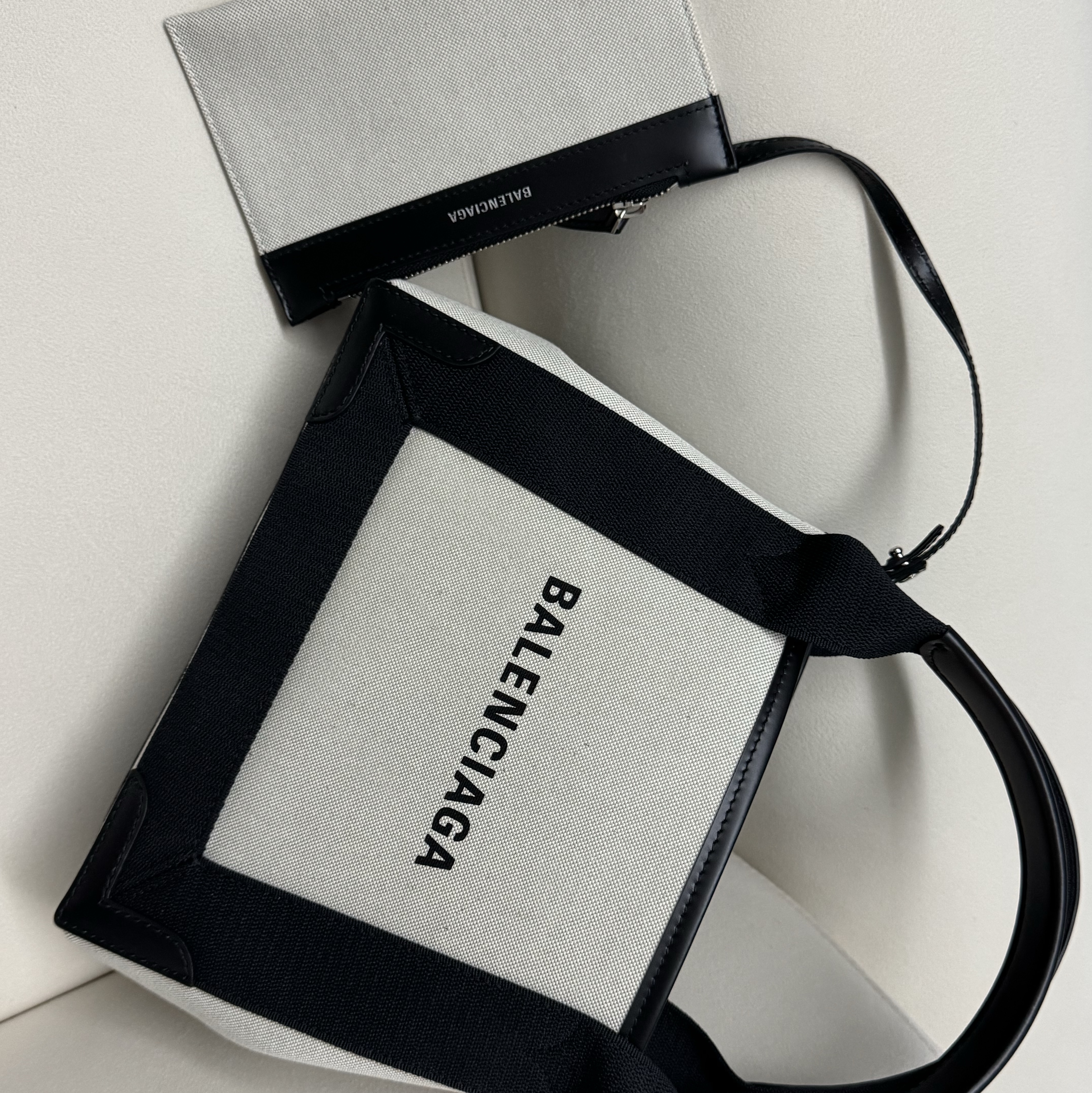 Balenciaga Navy XS Cabas Light Beige Black 착용 스타일