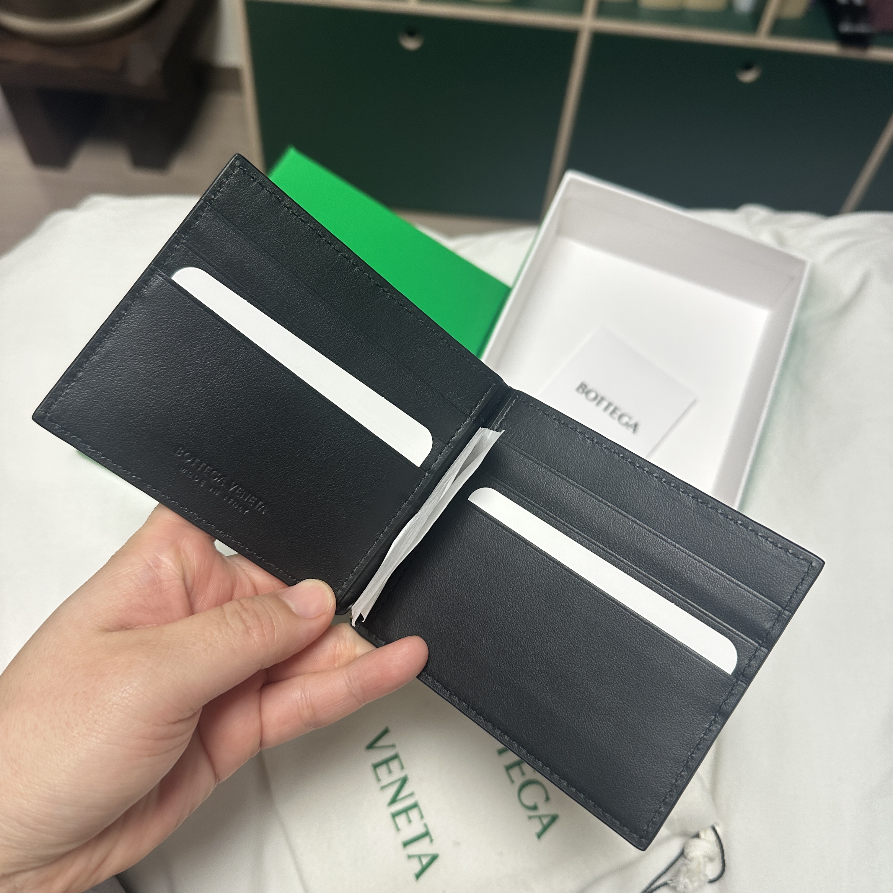 Bottega Veneta Intrecciato Bill Clip Wallet Black 착용 스타일 - 2