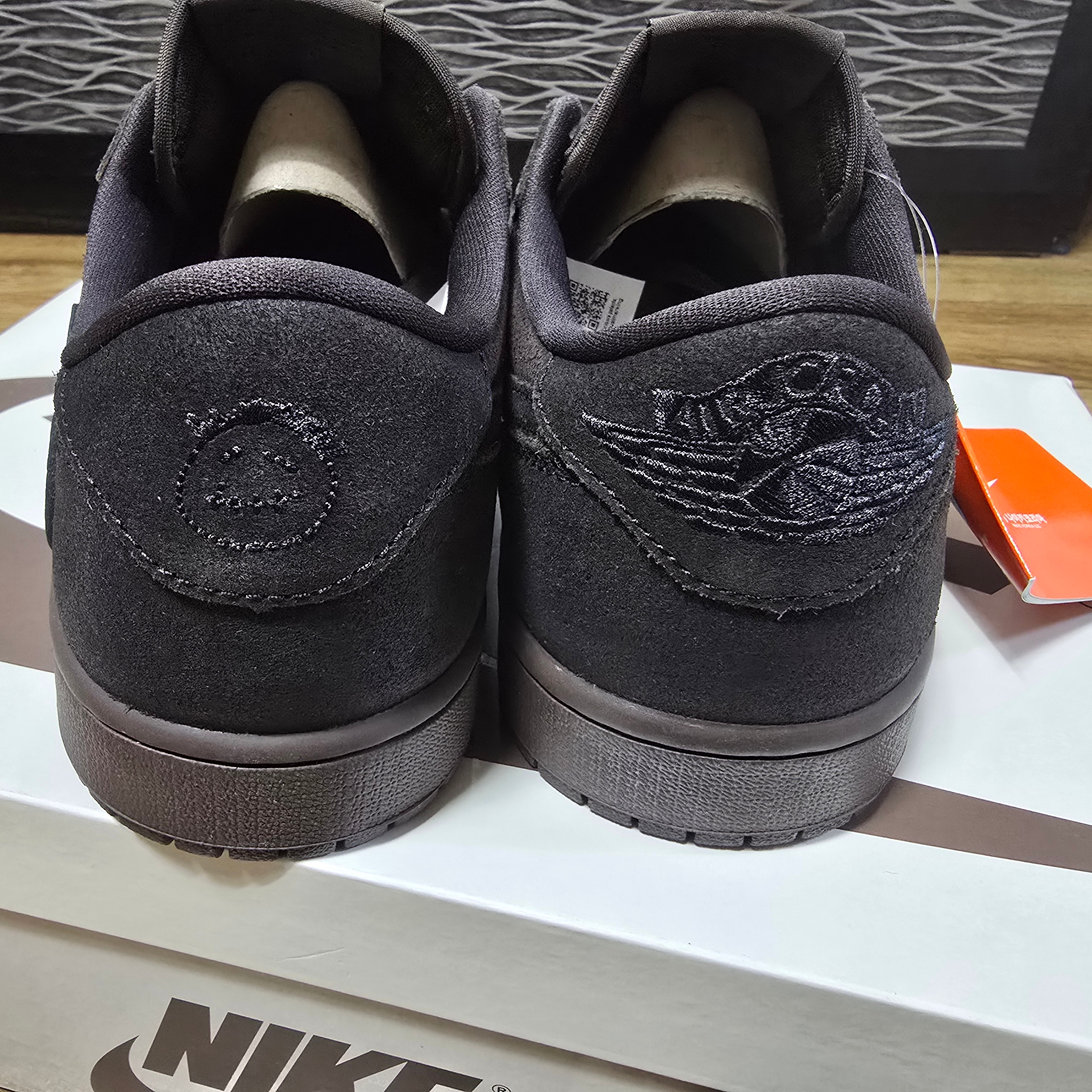 Jordan 1 x Travis Scott Retro Low OG SP Velvet Brown and Dark Mocha 착용 스타일 - 3