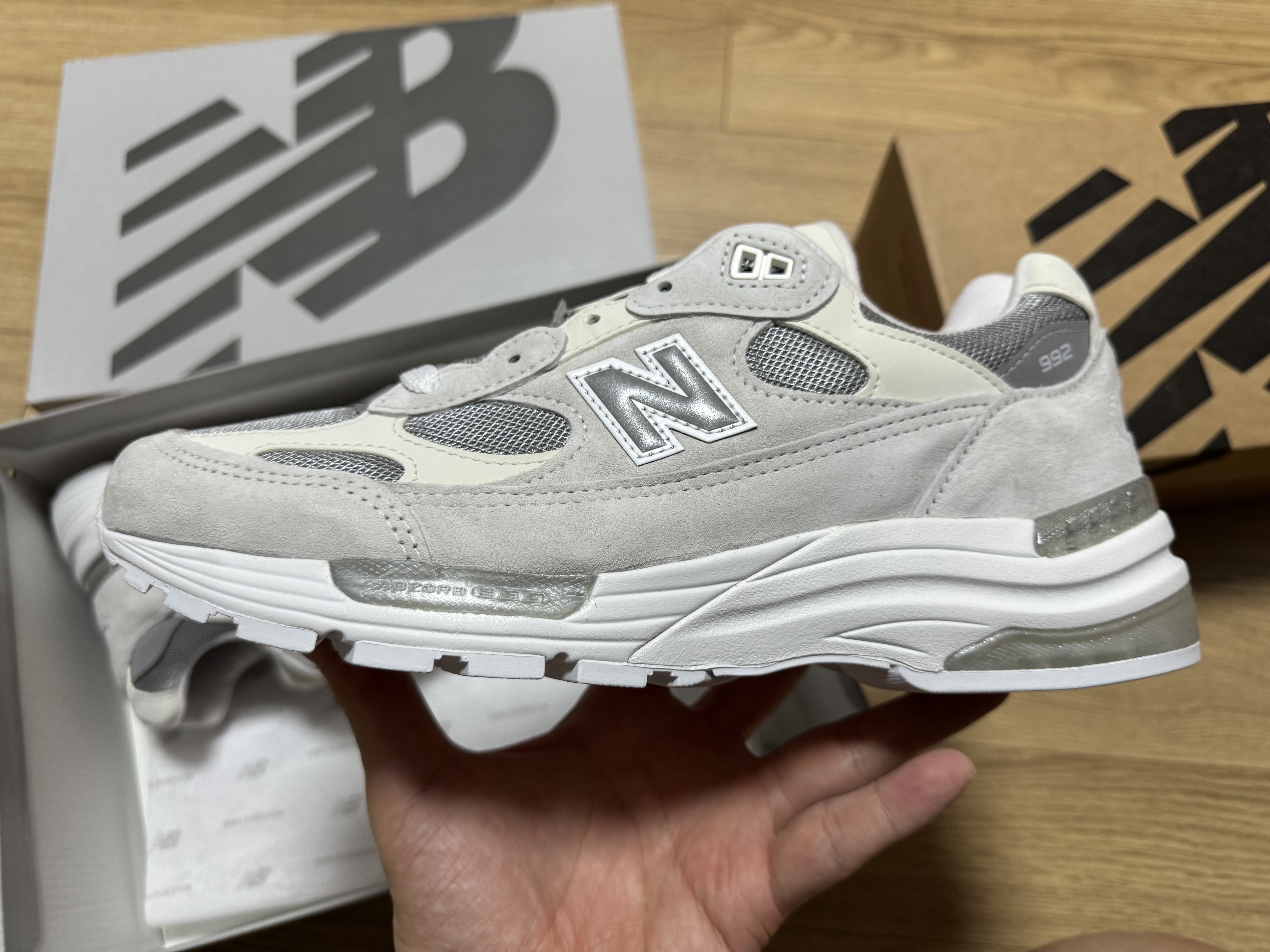 New Balance 992 Made in USA Core White Reflection 착용 스타일 - 2