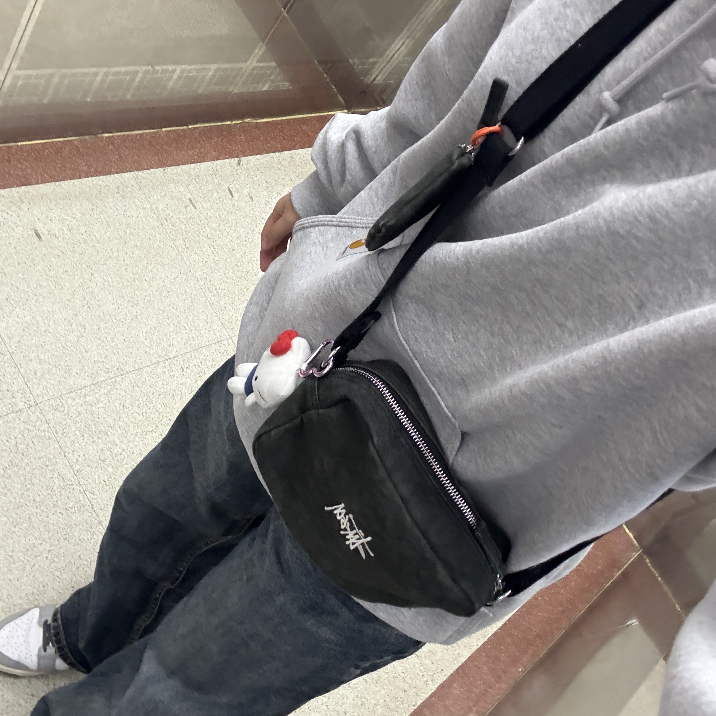Carhartt Loose Fit Midweight Regular Hoodie Heather Grey, Stussy Canvas Coin Pouch Washed Black 착용 스타일