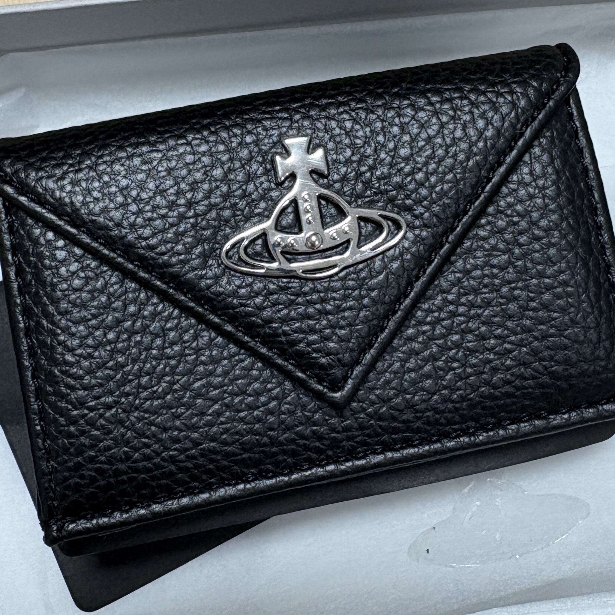 Vivienne Westwood Envelope Leather Bi-Fold Wallet Black 착용 스타일 - 1