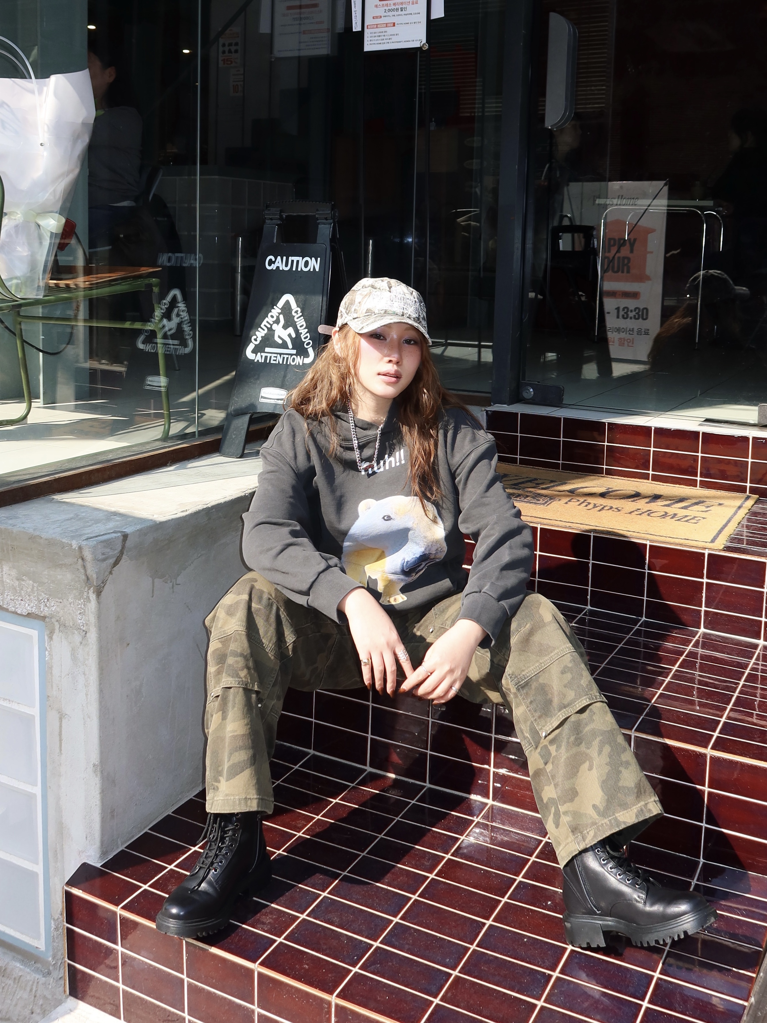 [KREAM 단독] 스웨이드 허 후드 피그먼트 블랙, [KREAM 단독] 이알에스코 오리지널 로고 캡 리얼트리 착용 스타일 - 4