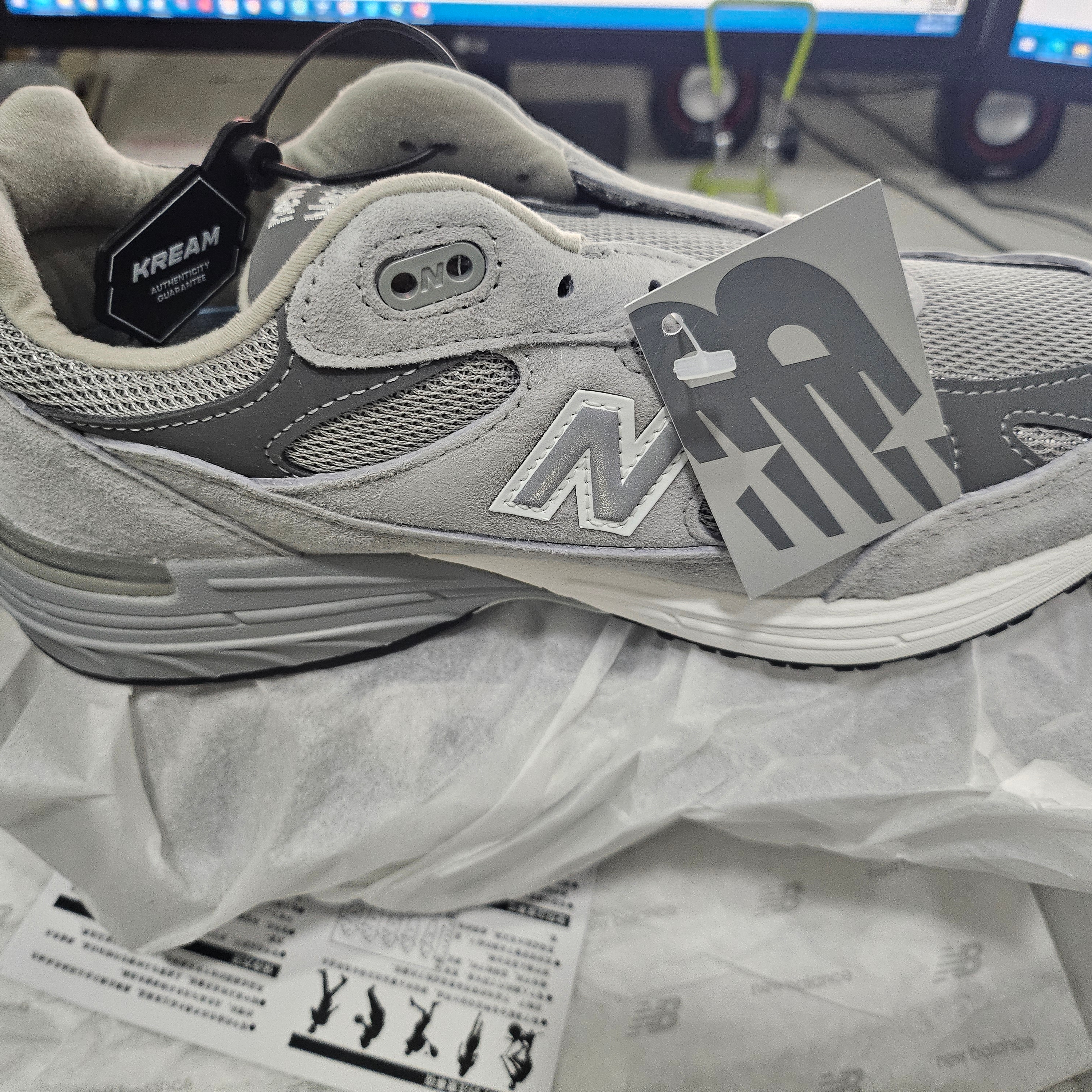 (W) New Balance 993 Made in USA Grey - D Wide 착용 스타일 - 2