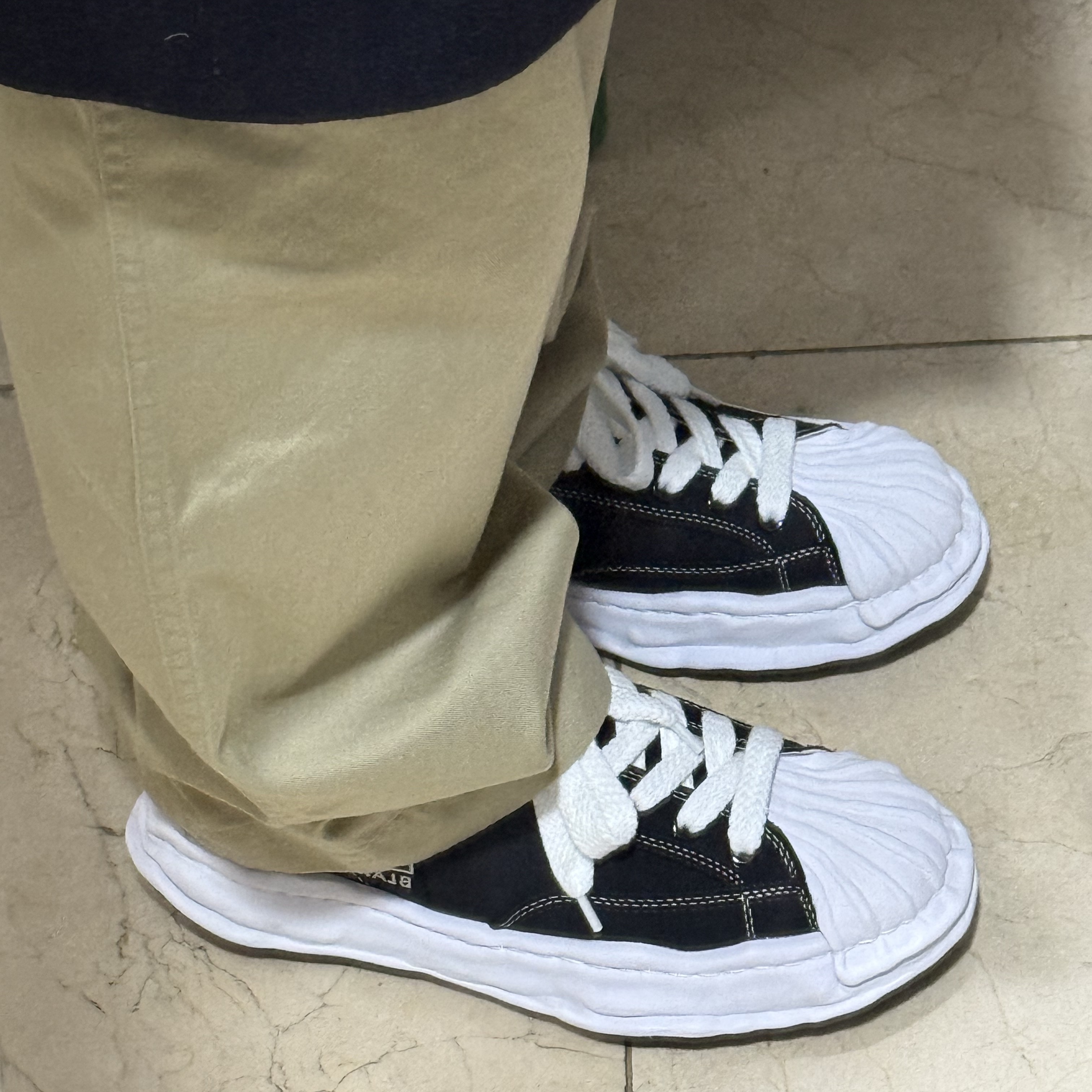 Maison Mihara Yasuhiro Blakey OG Sole Canvas Low-top Sneakers Black White, Nanamica Wide Chino Pants Khaki 착용 스타일 - 2