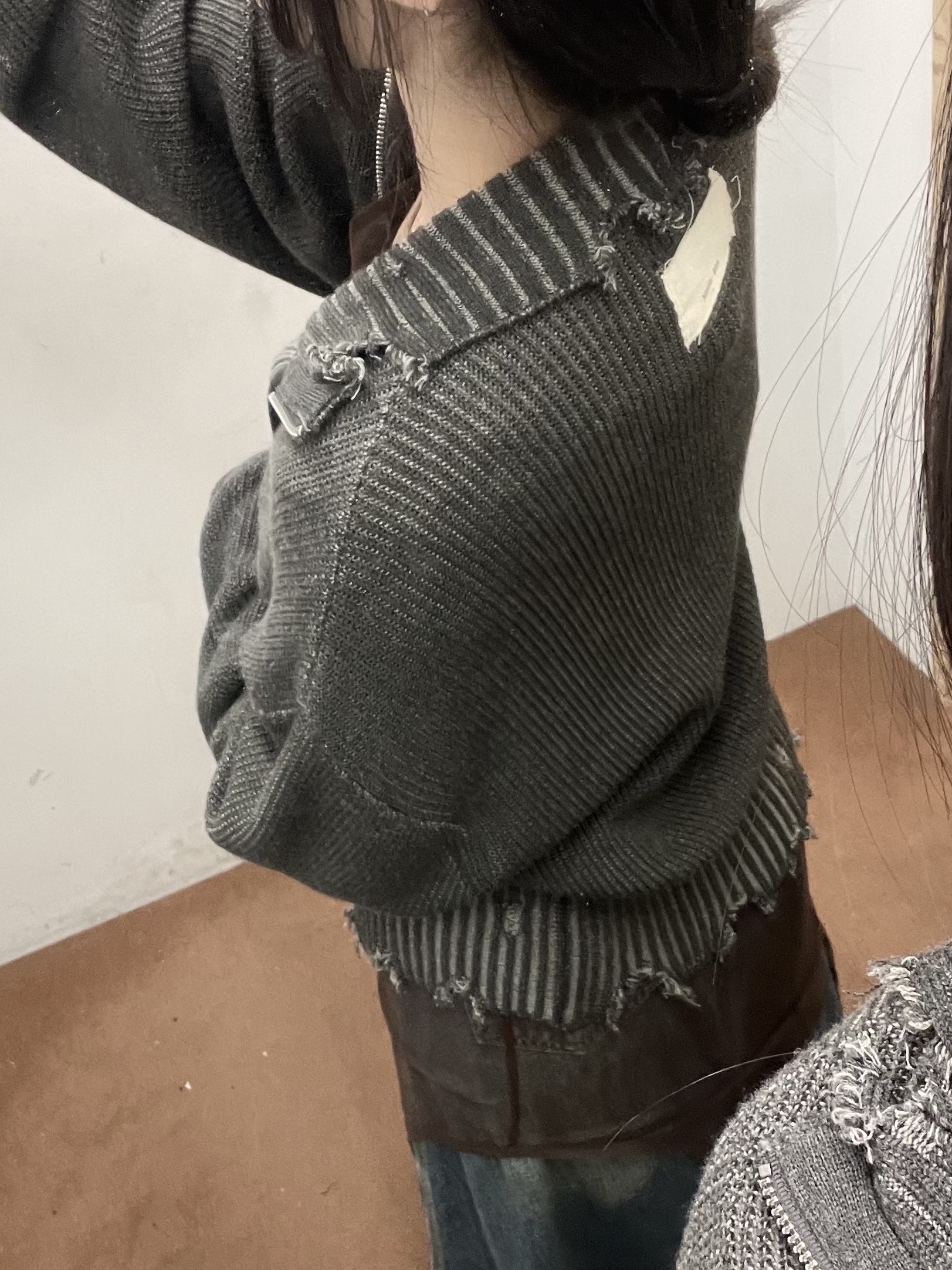 (W) Matin Kim Color Ribbed High Neck Zip Up Charcoal 착용 스타일 - 1