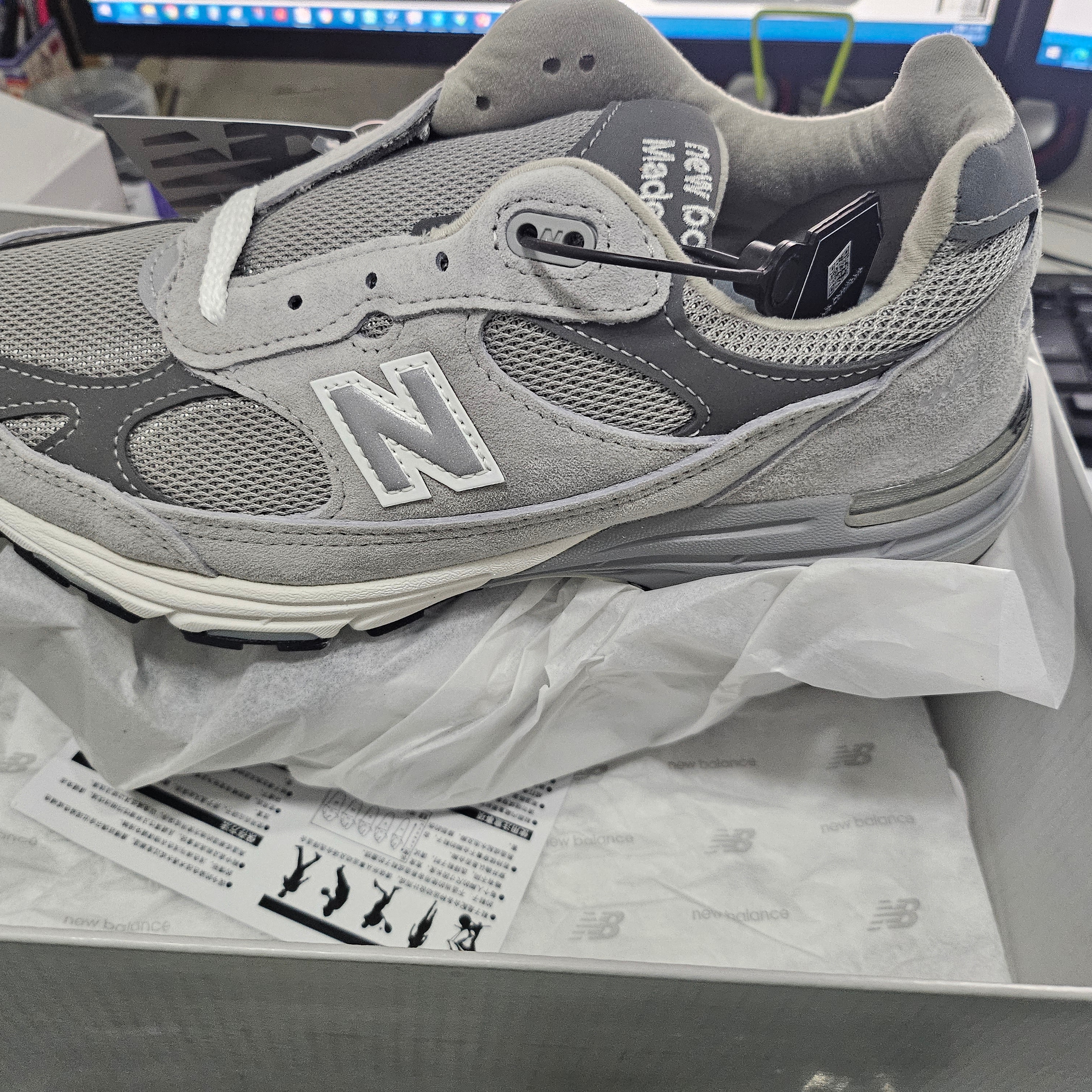 (W) New Balance 993 Made in USA Grey - D Wide 착용 스타일 - 1