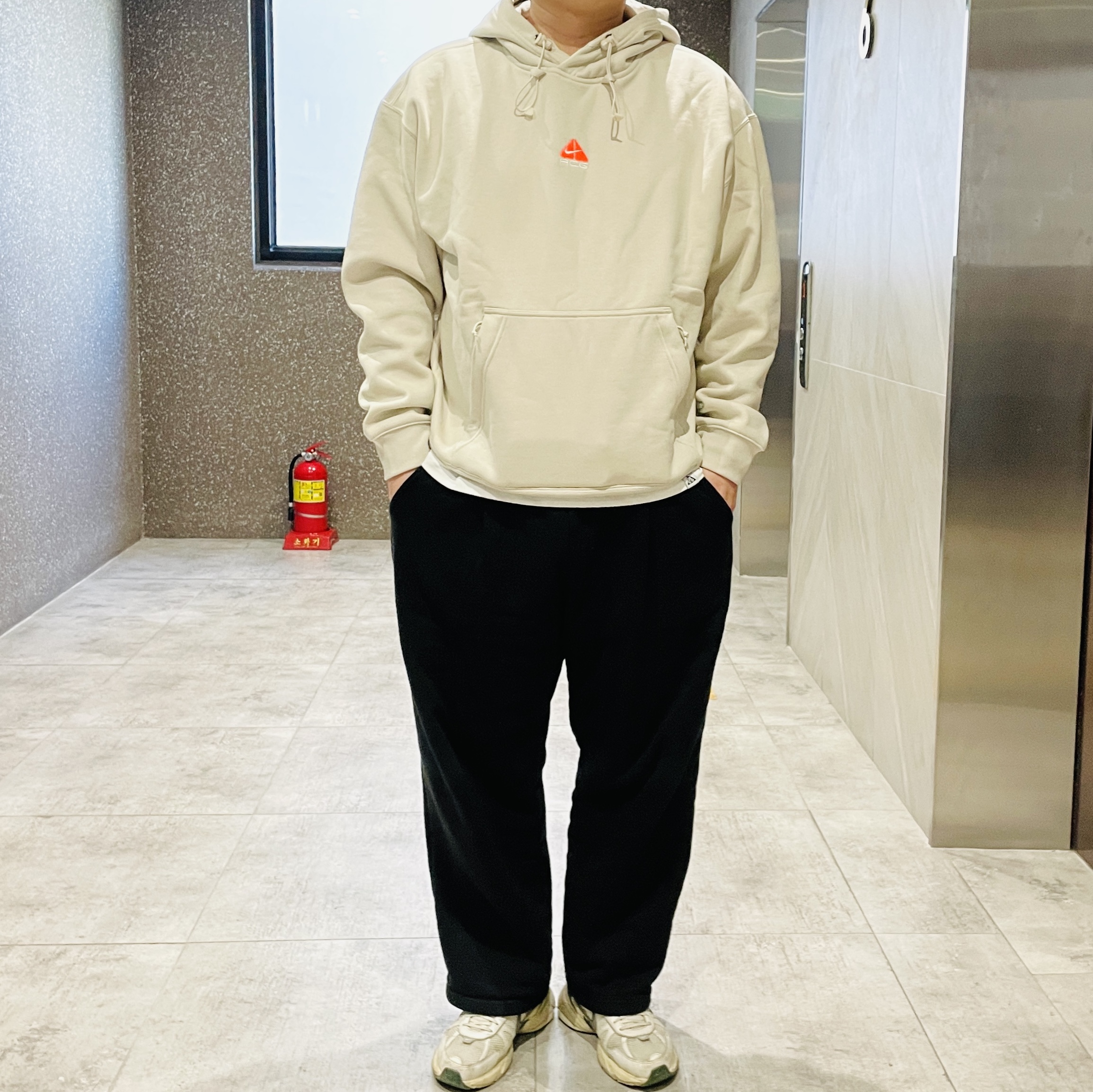 Nike ACG Therma-Fit Pullover Fleece Hoodie Light Orewood Brown Hyper Crimson - Asia, Nike V2K Run White Fir 착용 스타일