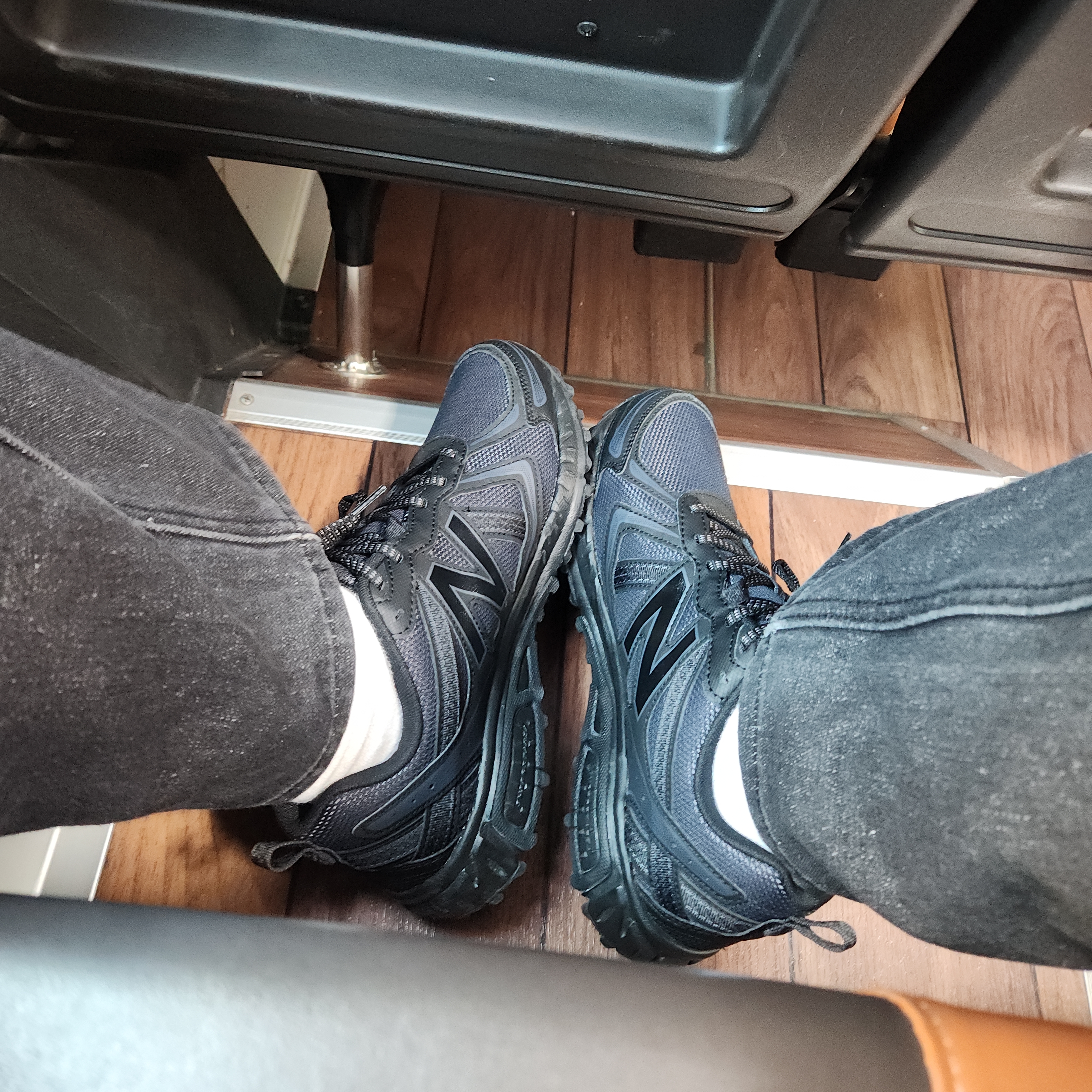 New Balance 410v5 Black - 2E Wide 착용 스타일
