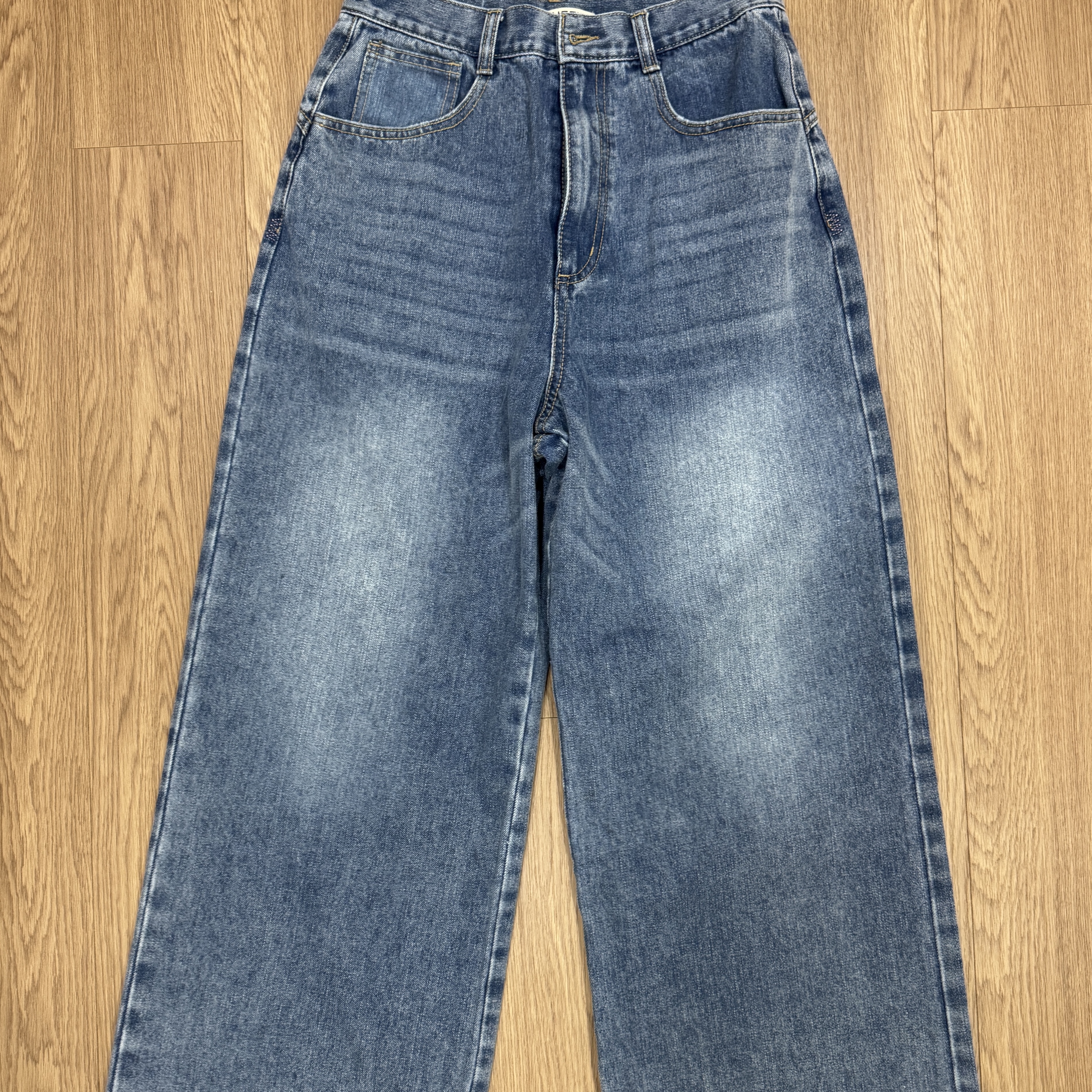 COYSEIO W Stitch Denim Pants Blue 착용 스타일