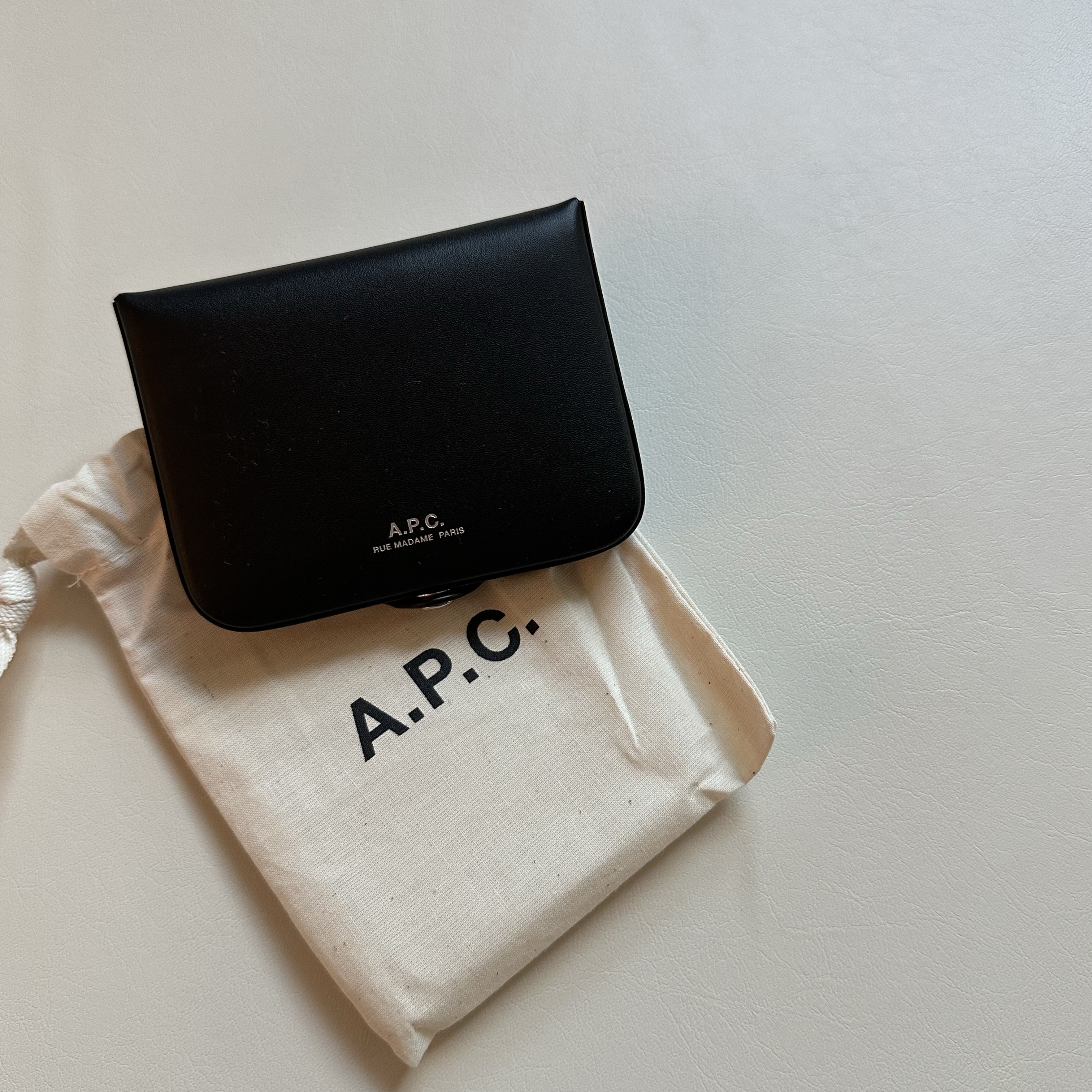 A.P.C. Josh Coin Purse Black 착용 스타일