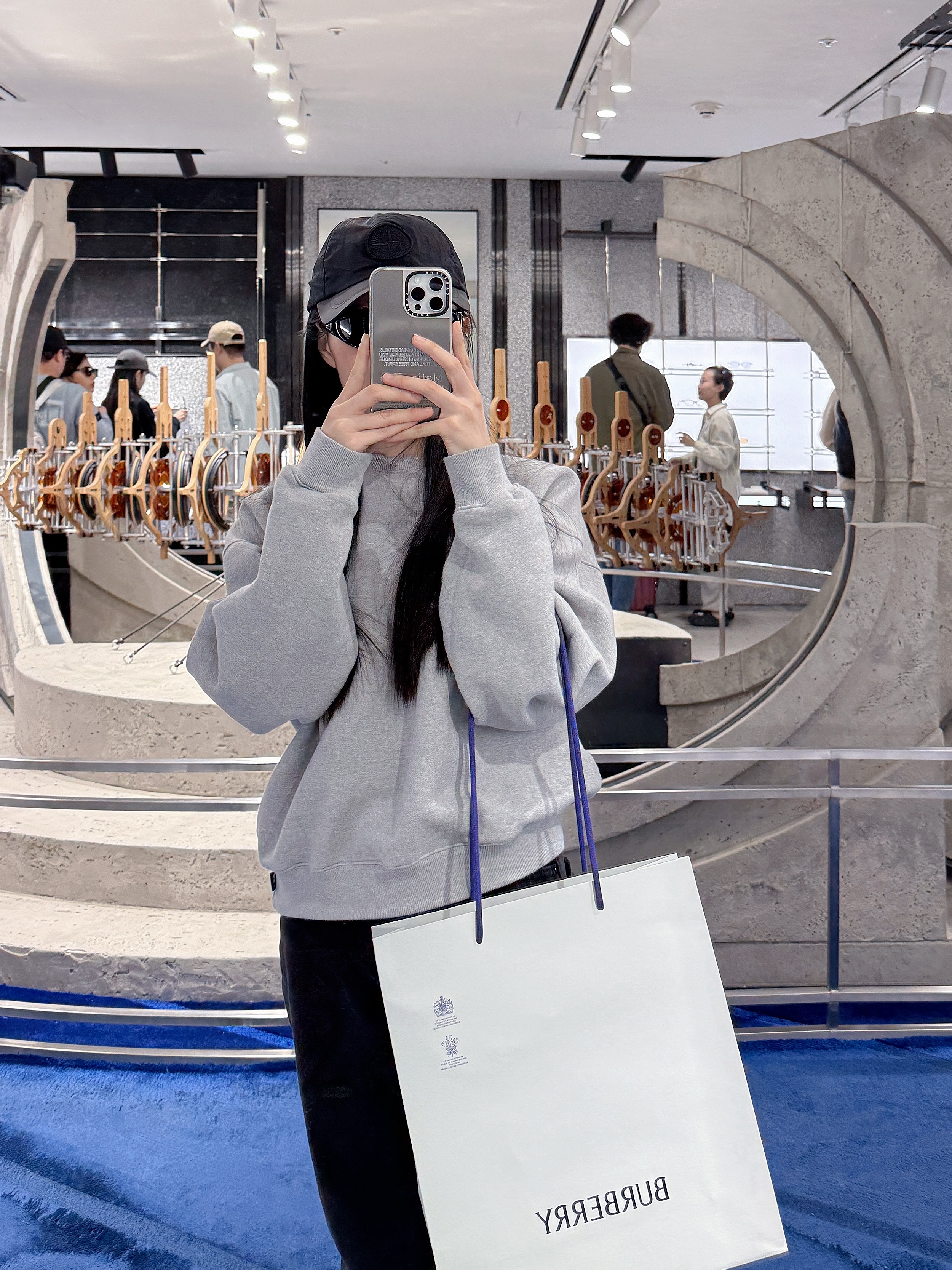 IAB Studio Embossed Sweatshirt Gray, Stone Island 9100995 Nylon Metal in Econyl Baseball Cap Black - 25SS 착용 스타일
