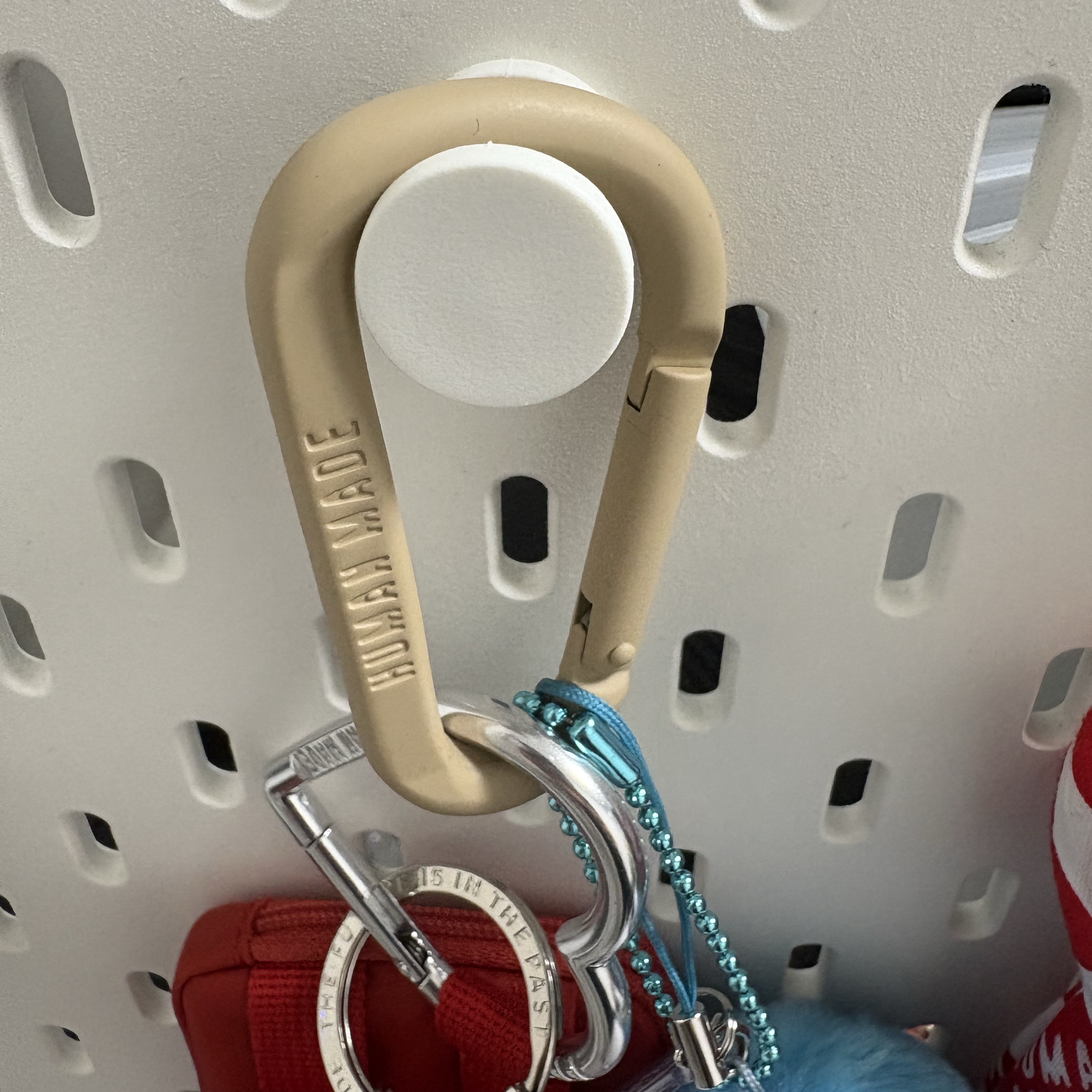 Human Made Carabiner 70mm Beige 착용 스타일