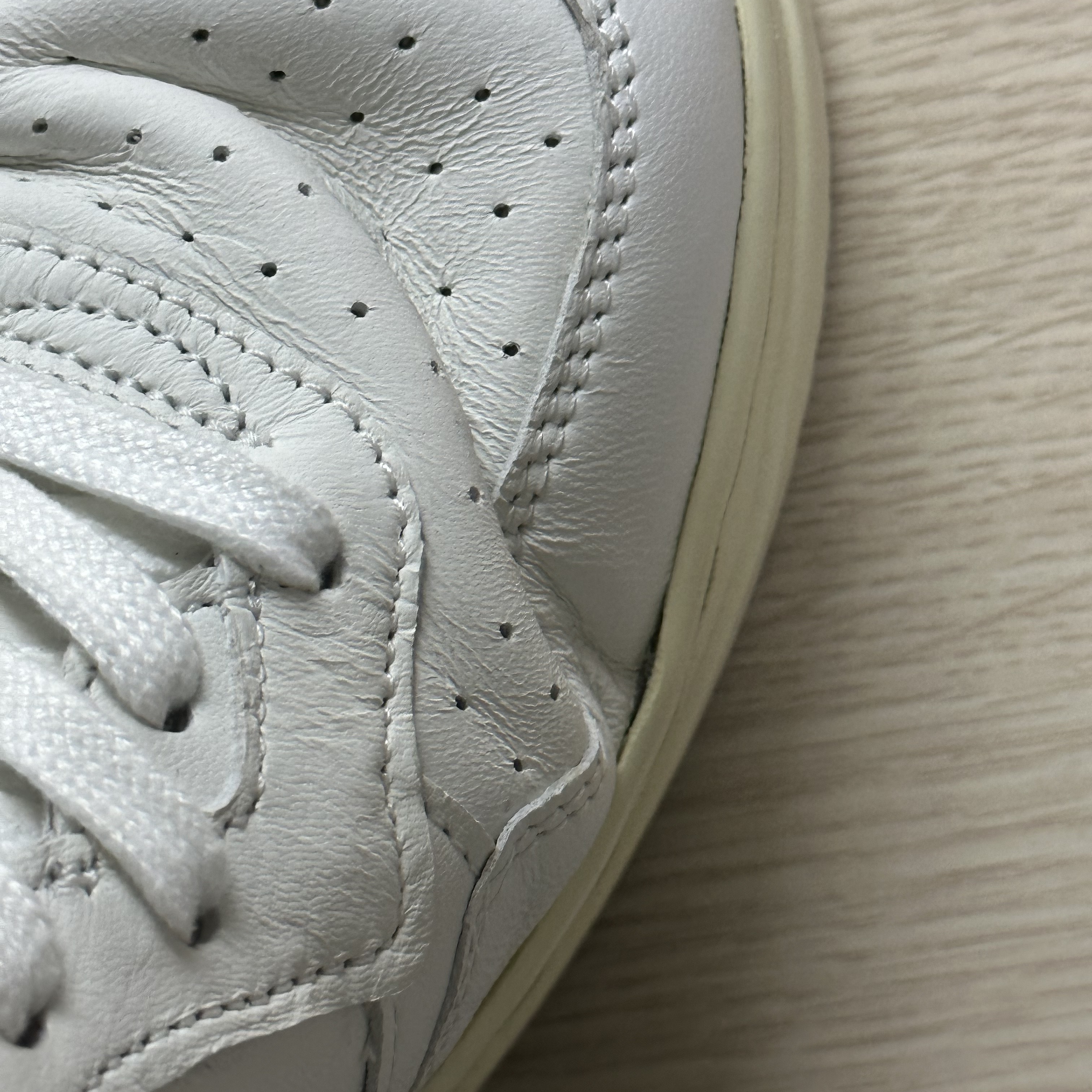 Autry Medalist Low Goatskin Sneakers White 착용 스타일 - 1