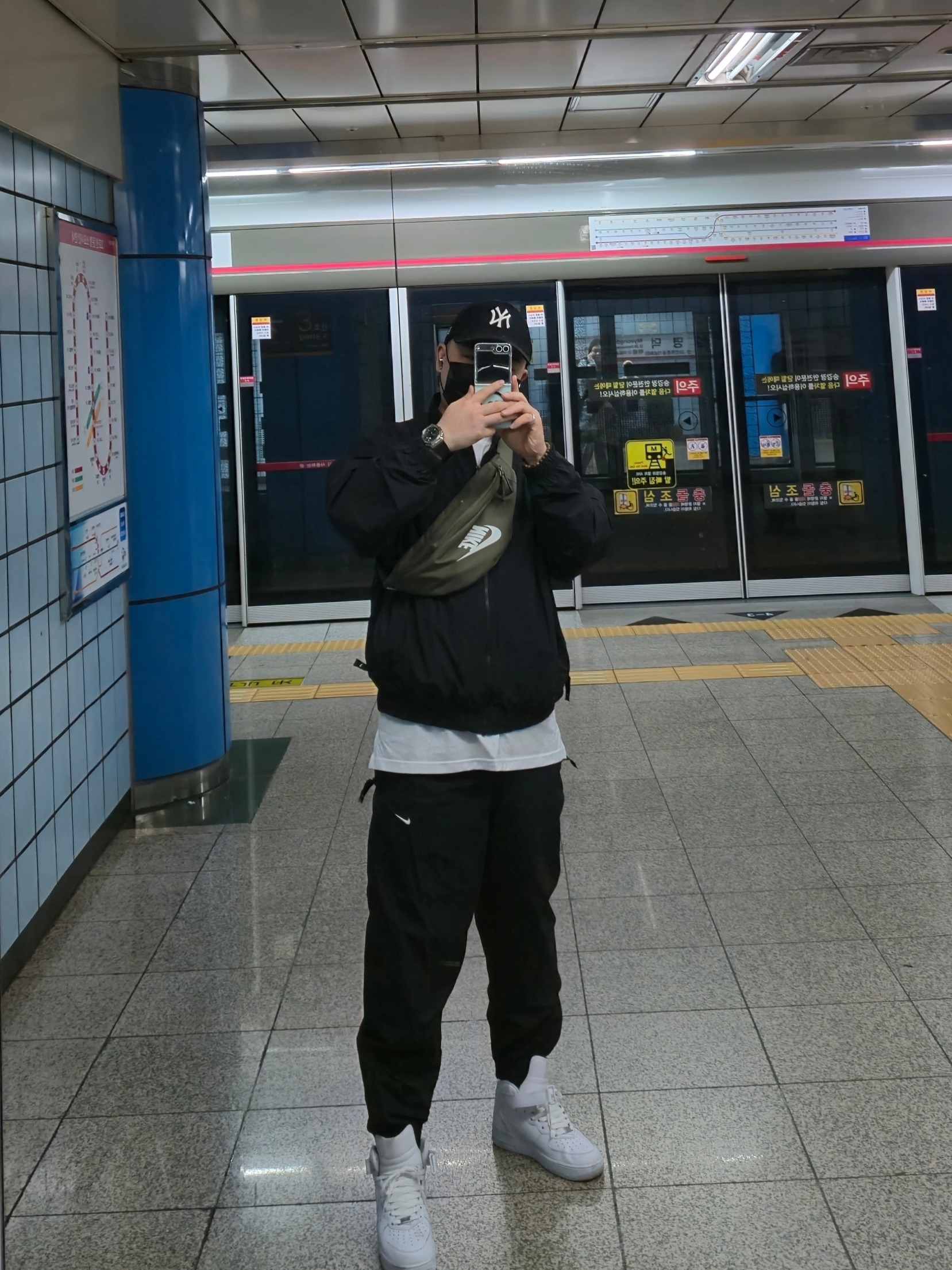 Nike x Fear of God Warm Up Pants Dust, Nike x Supreme Air Force 1 Low White 착용 스타일 - 2