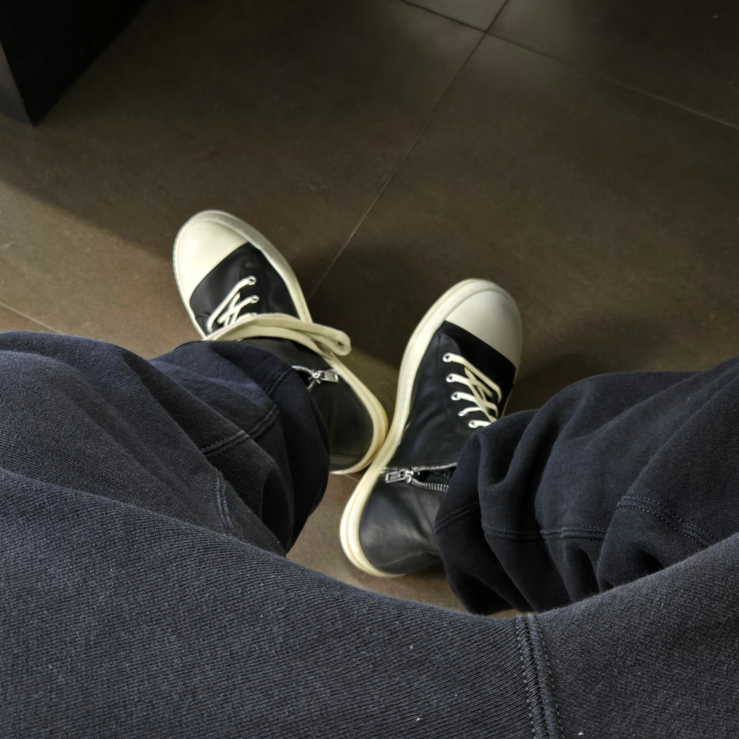 Rick Owens Lido Sneakers Black Milk 착용 스타일 - 1
