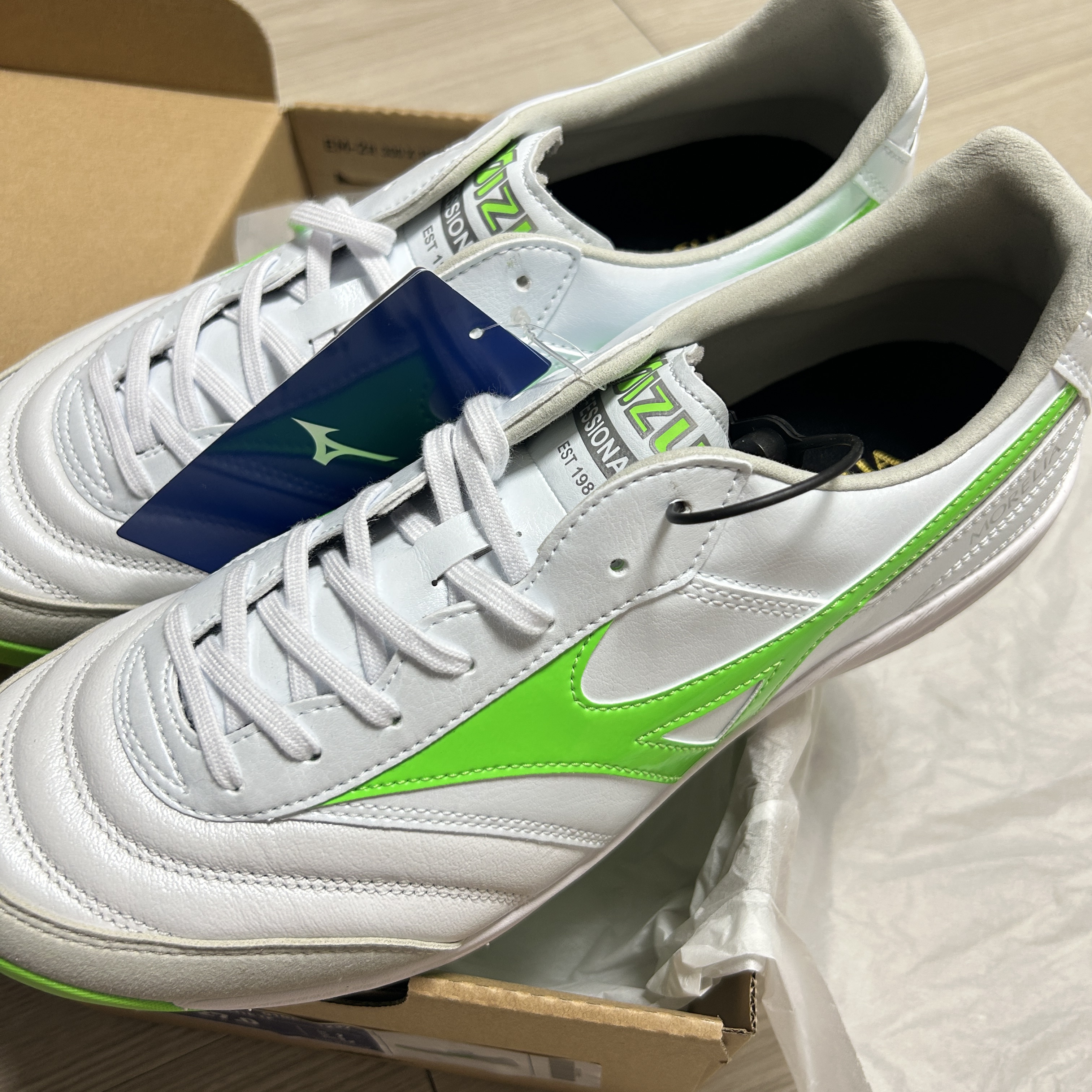Mizuno Morelia Sala Elite TF White Neon Green 착용 스타일 - 2