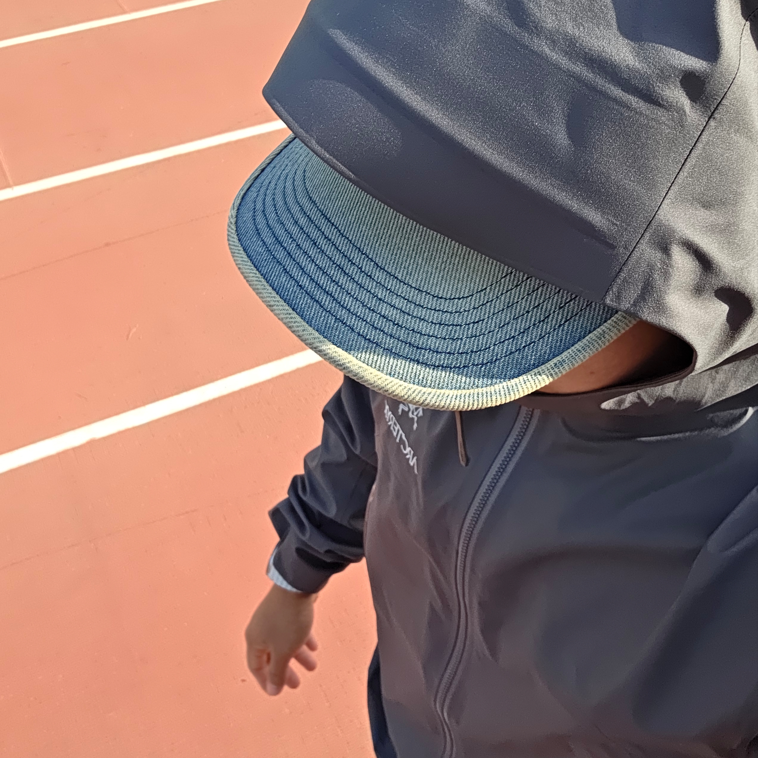 Supreme Washed Chino Twill Camp Cap Dirty Indigo - 24SS, Arc'teryx Beta Jacket Cloud 착용 스타일