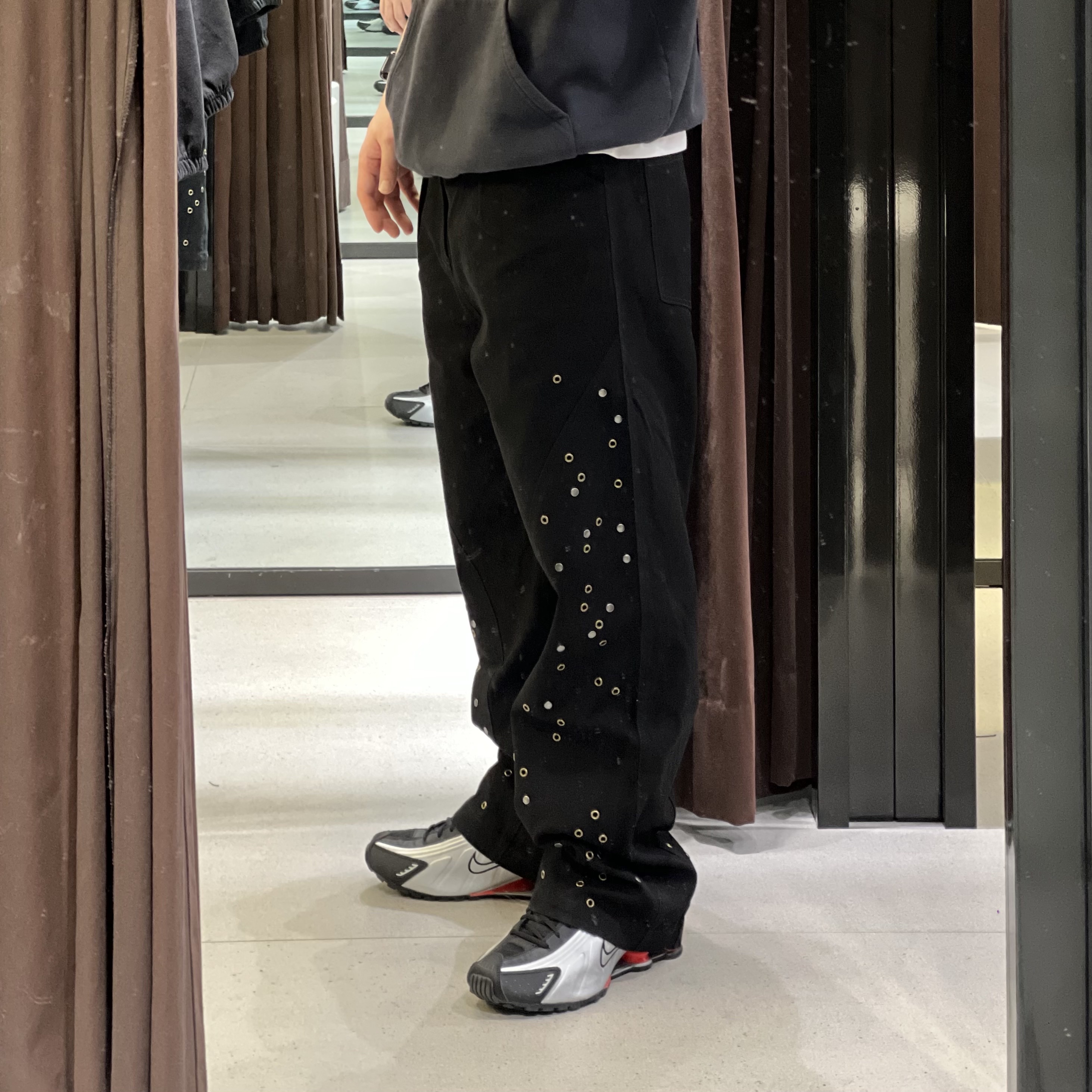 Nike Shox R4 Metallic Silver Red, Zara x Andersson Bell Relaxed Fit Studded Pants Black 착용 스타일 - 3