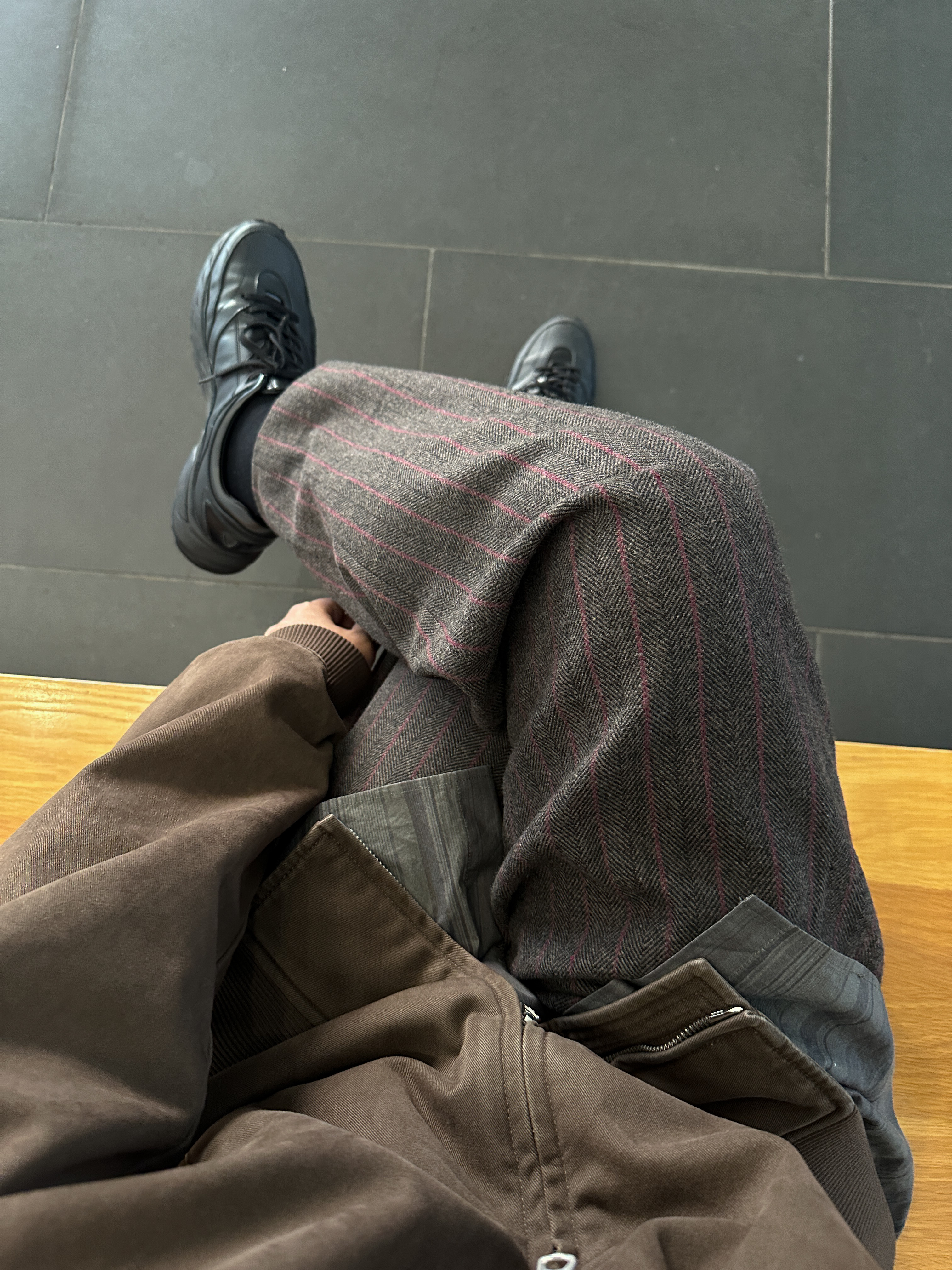 Amomento Stripe Square Pocket Oversized Shirts Khaki - 24FW, Amomento Wool Martin Pants Brown - 24FW 착용 스타일 - 4