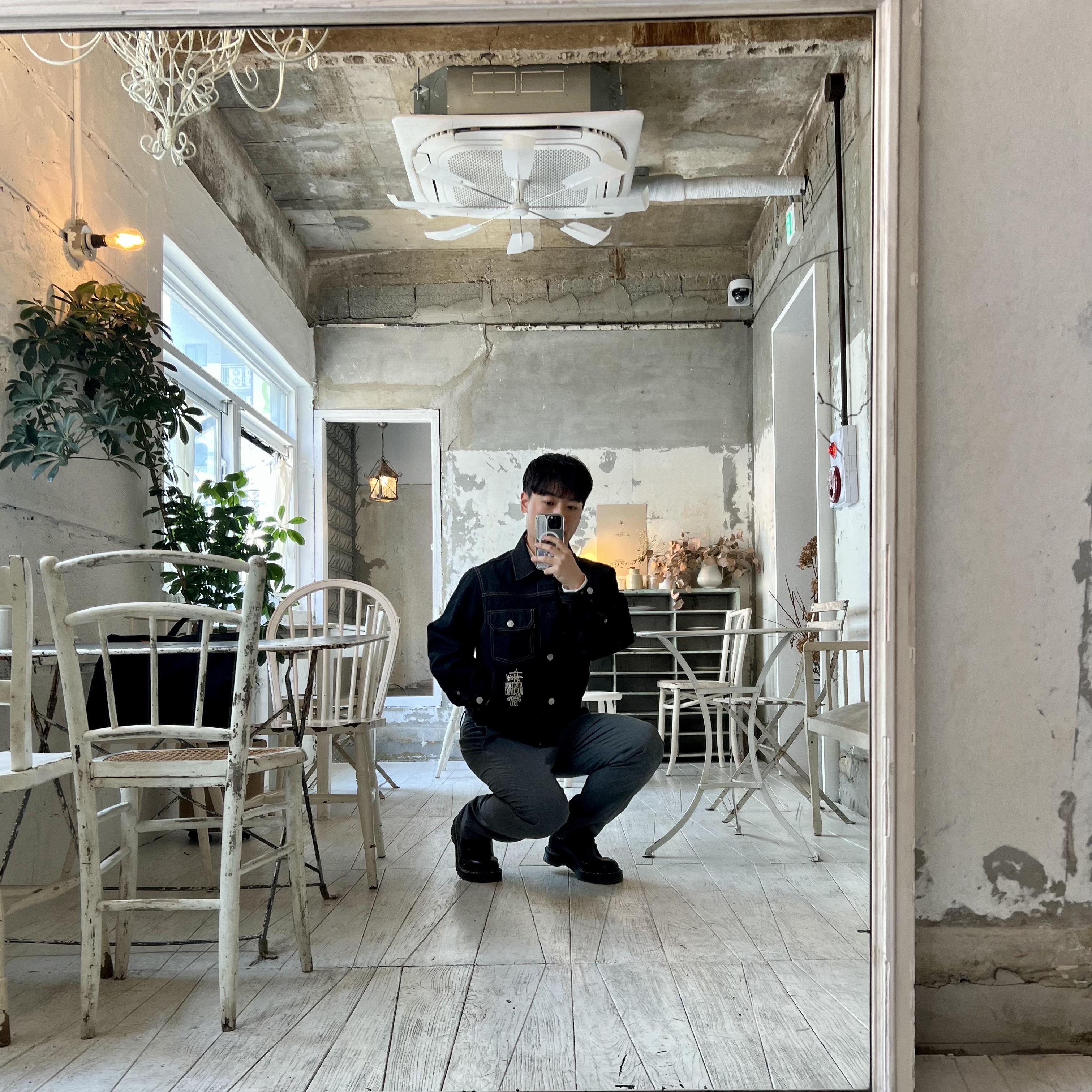 스투시 x 리바이스 크리스피 린스 트러커 자켓 블랙, 닥터마틴 1461 스무스 블랙 착용 스타일