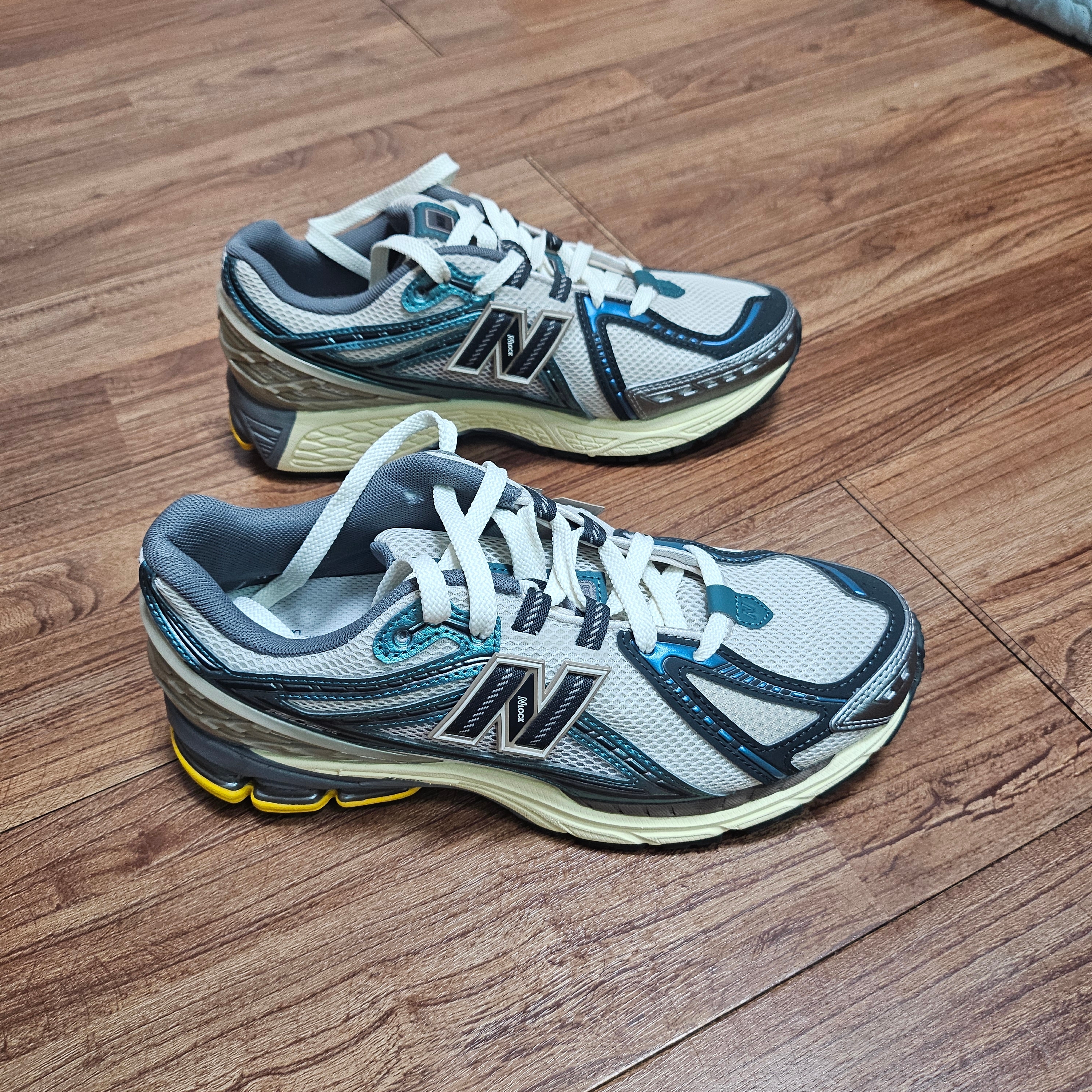 New Balance 1906R Metallic Teal 착용 스타일