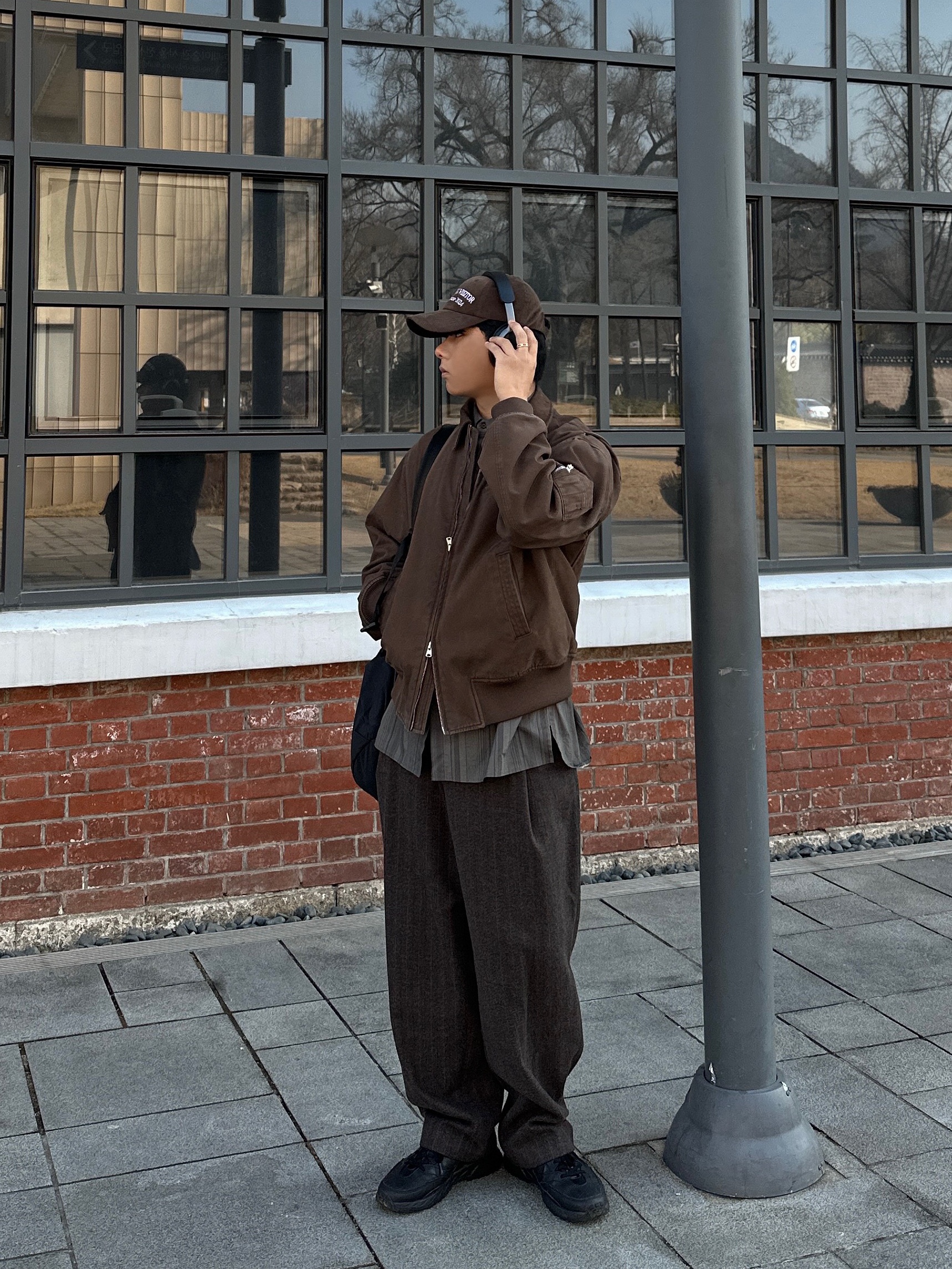 Amomento Stripe Square Pocket Oversized Shirts Khaki - 24FW, Amomento Wool Martin Pants Brown - 24FW 착용 스타일 - 1