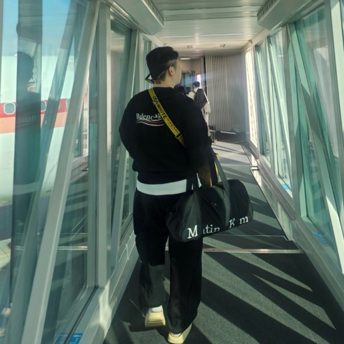 Matin Kim Logo Sporty Duffel Bag Black, Off-White OW Logo Nylon Crossbody Bag Black 착용 스타일