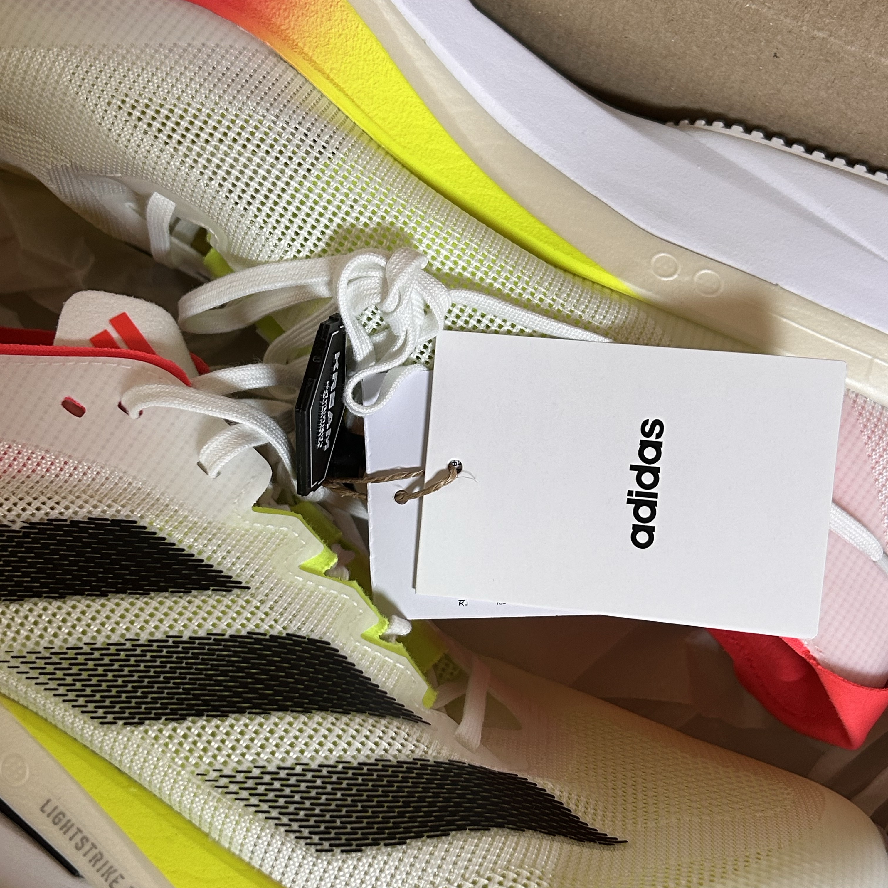 Adidas Adizero Boston 12 Cloud White Lucid Red 착용 스타일