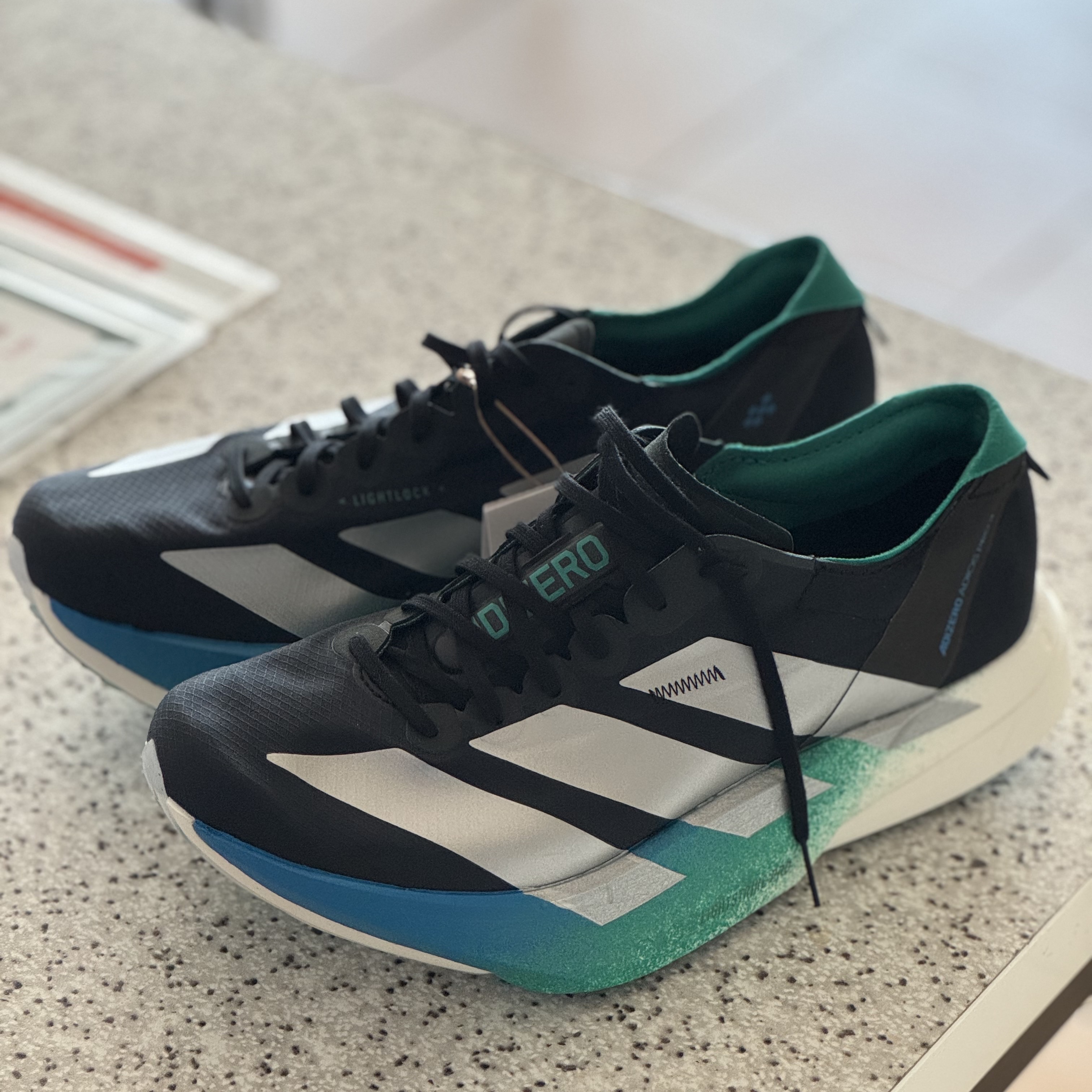 Adidas Adizero Adios Pro 4 Core Black Glory Green 착용 스타일 - 1
