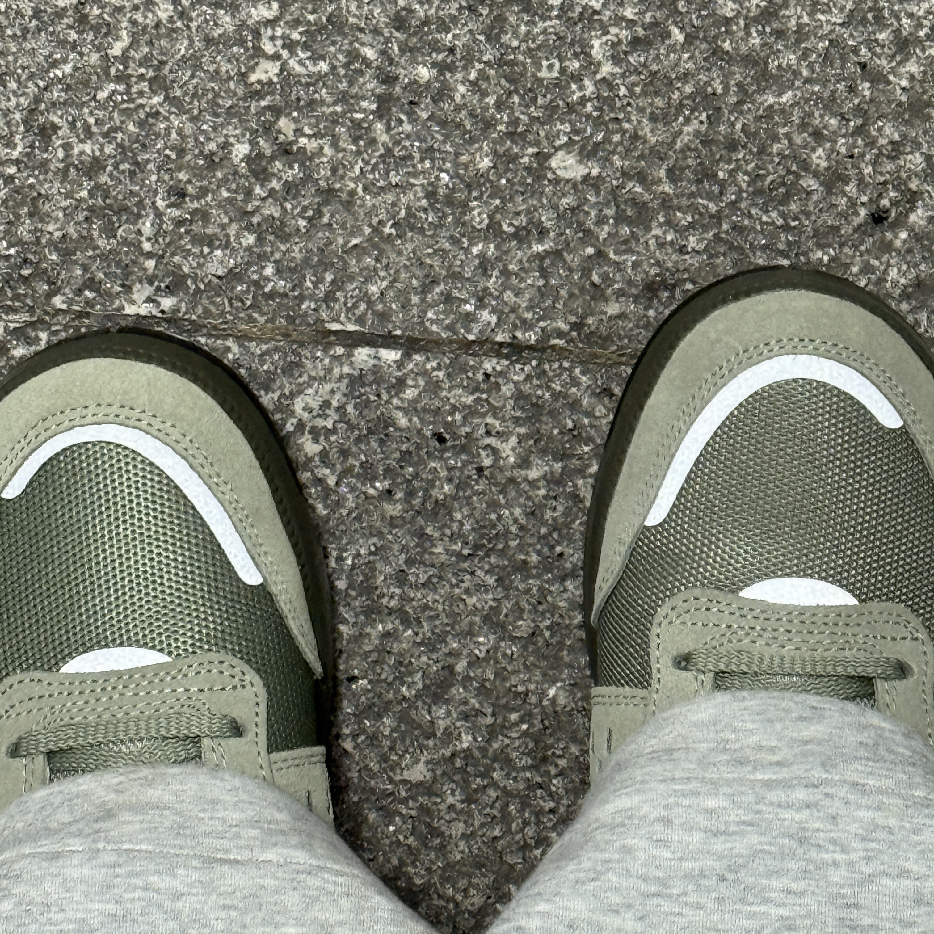 Nike C1TY Surplus Light Army Cargo Khaki 착용 스타일 - 2