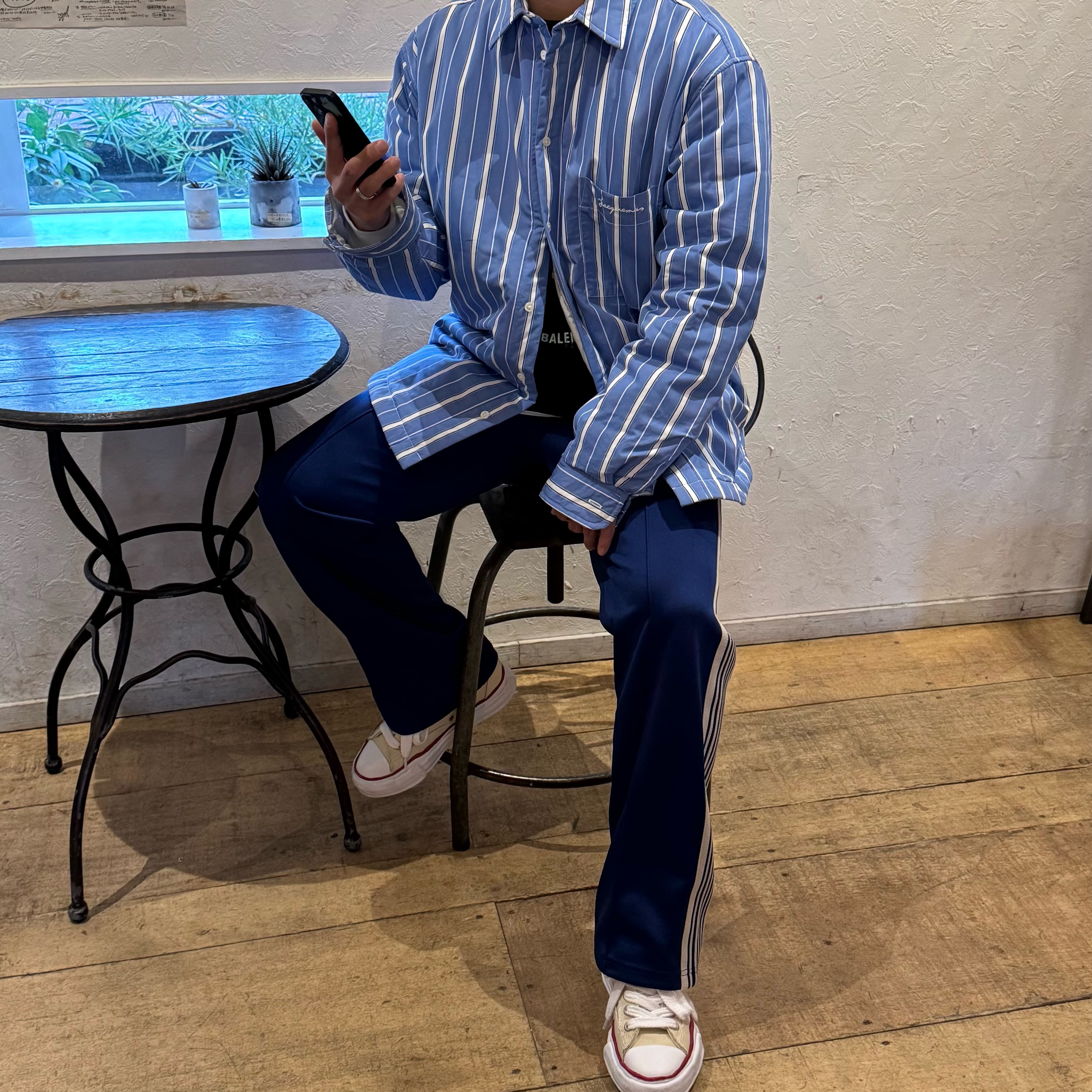Jacquemus La Chemise Boulanger Puffed Overshirt Blue Stripes, Needles Track Pants Poly Smooth Royal 착용 스타일