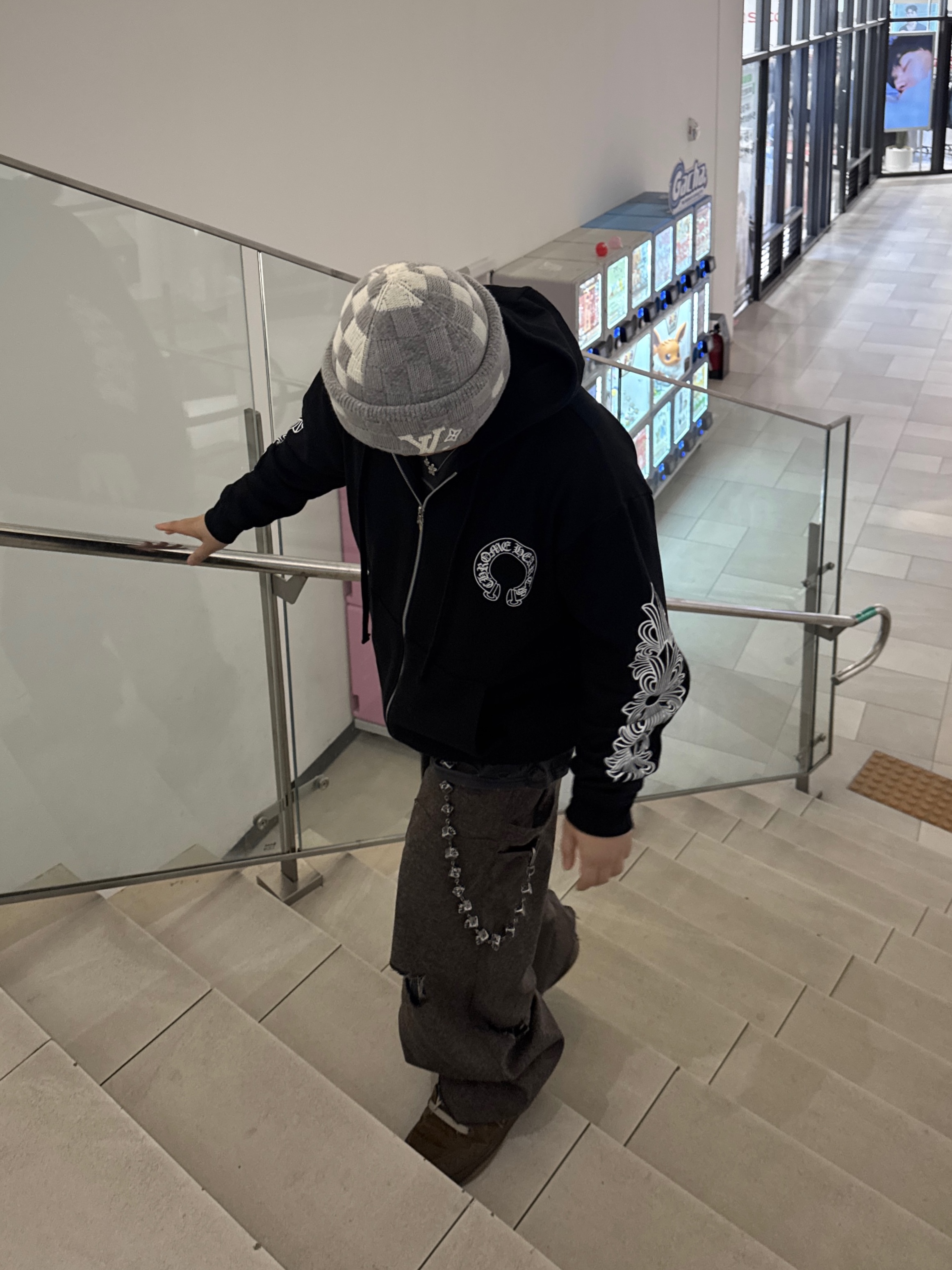 Louis Vuitton LV Crush Damoflage Pearl Beanie Light Grey, Chrome Hearts Horseshoe Floral Fleece Zip-Up Hoodie Black 착용 스타일