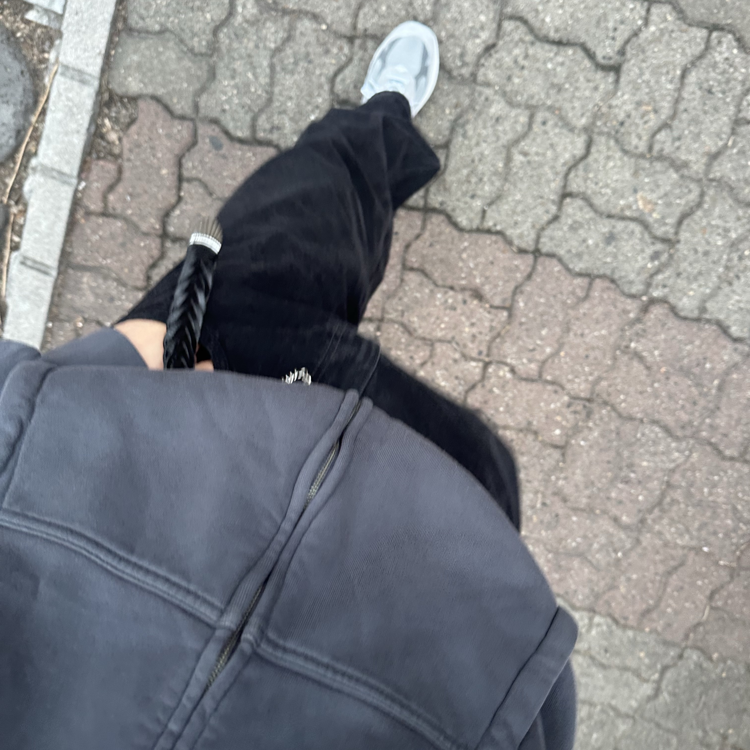 이지 YZY 집업 후드 다크 그레이 착용 스타일