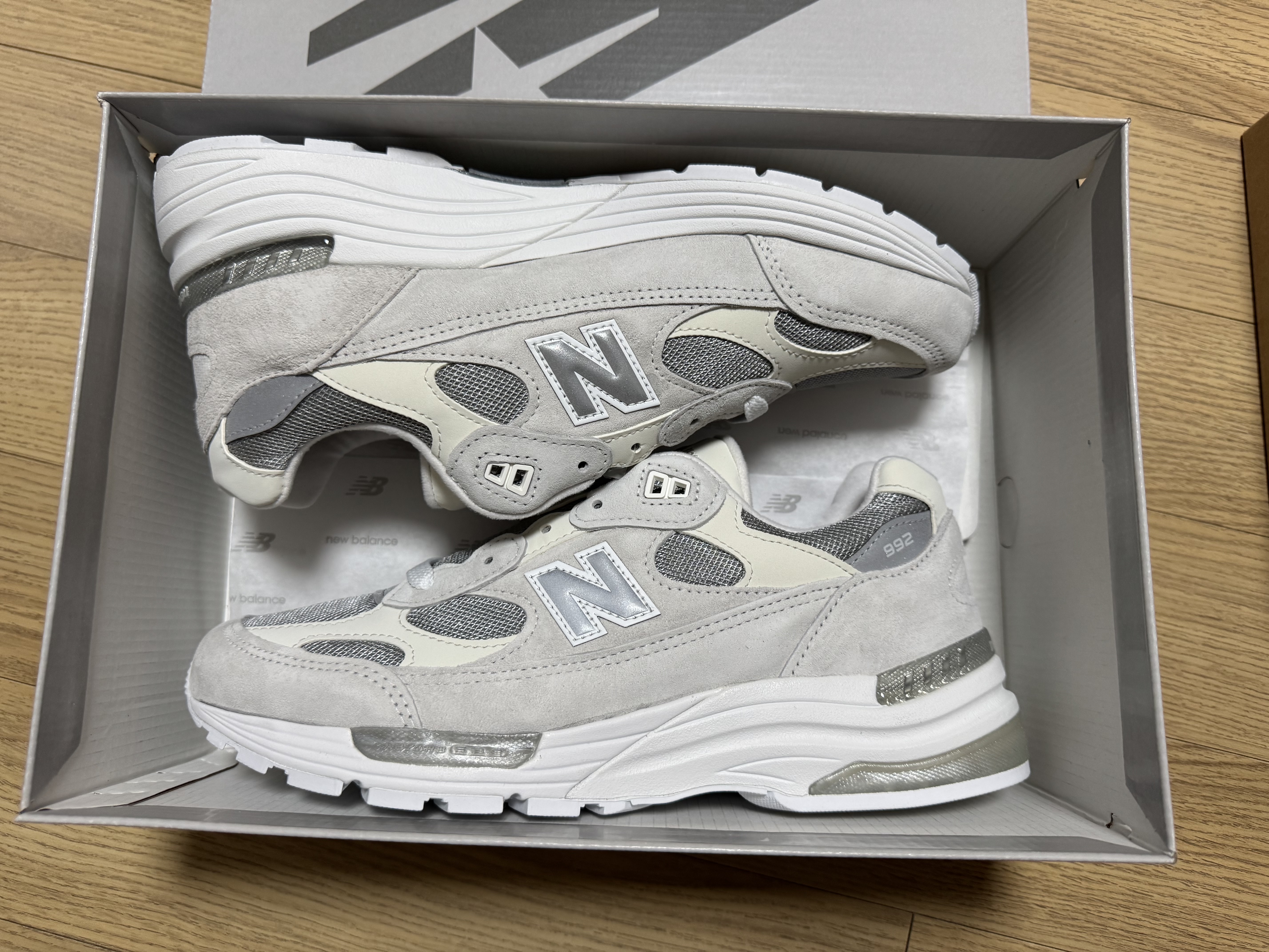 New Balance 992 Made in USA Core White Reflection 착용 스타일 - 1