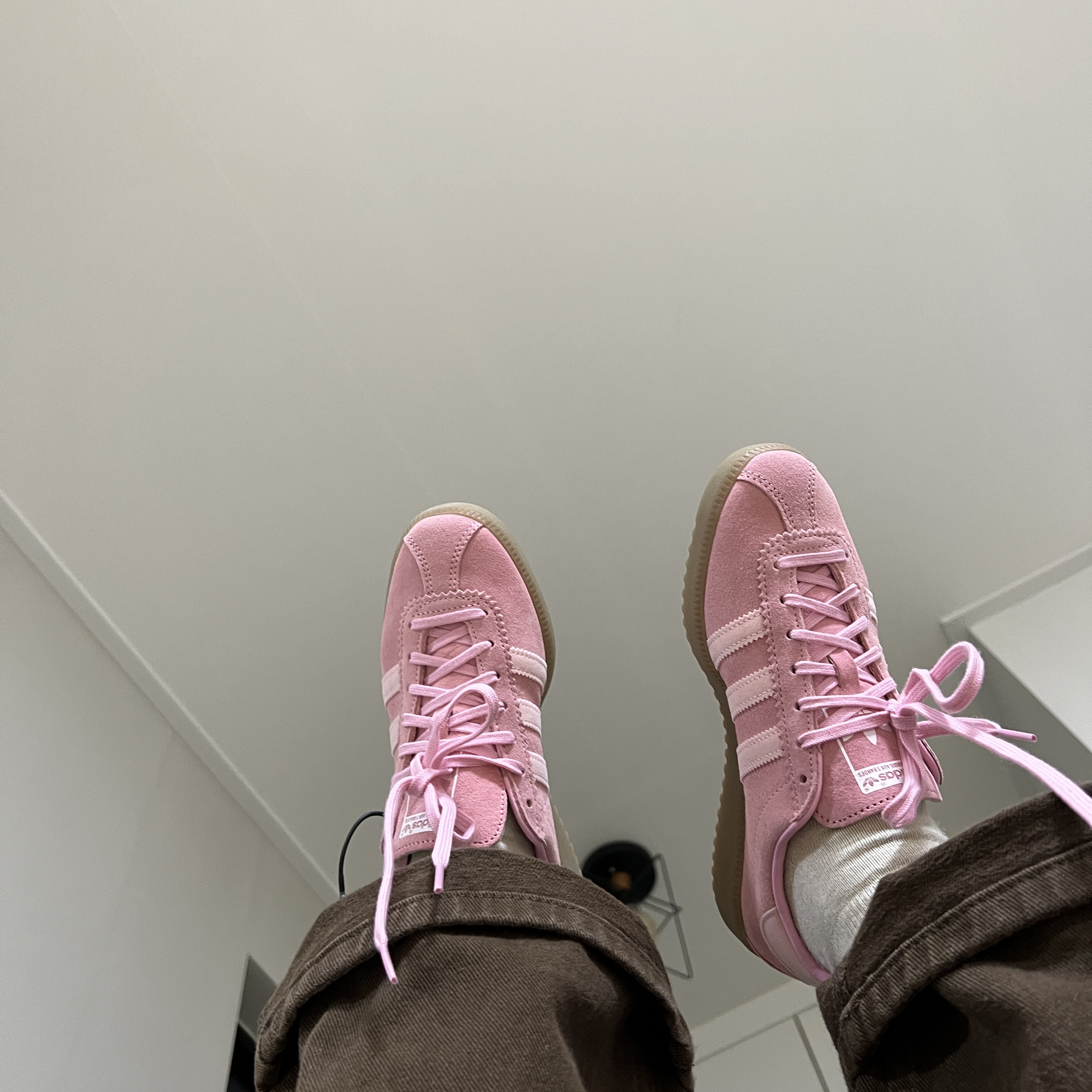 Adidas Bermuda Glow Pink 착용 스타일