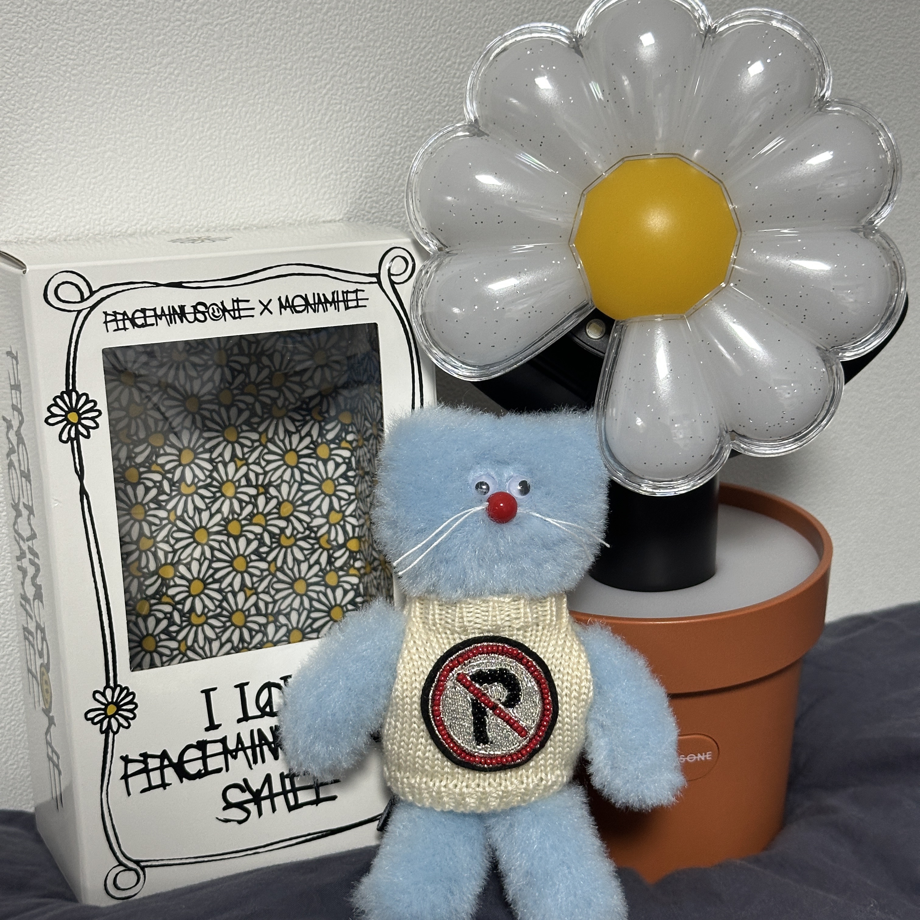 Monamhee x Peaceminusone Syhee Plush Keyring 착용 스타일
