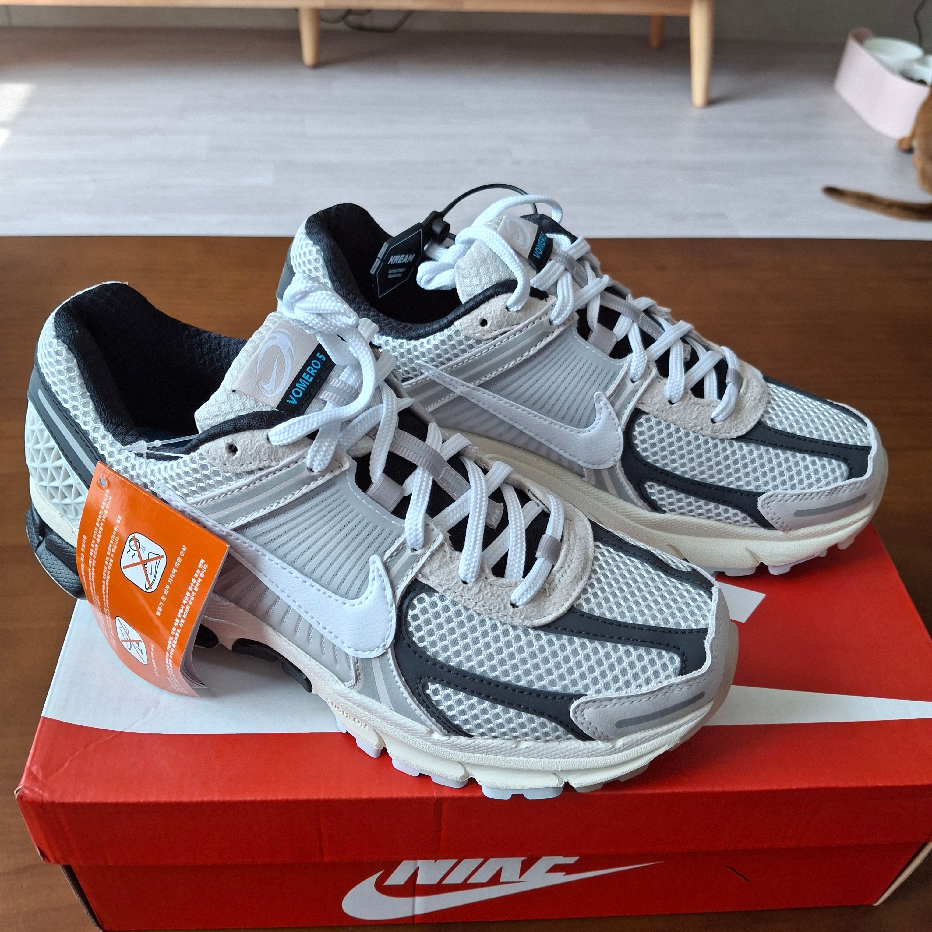 Nike Zoom Vomero 5 Light Bone and Black 착용 스타일 - 3