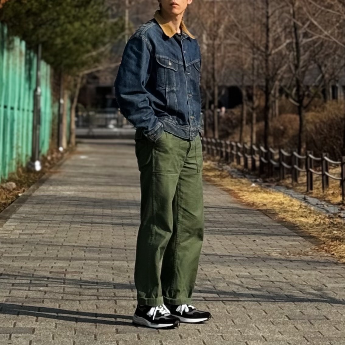 뉴발란스 992 메이드 인 USA 코어 블랙 그레이 착용 스타일 - 3