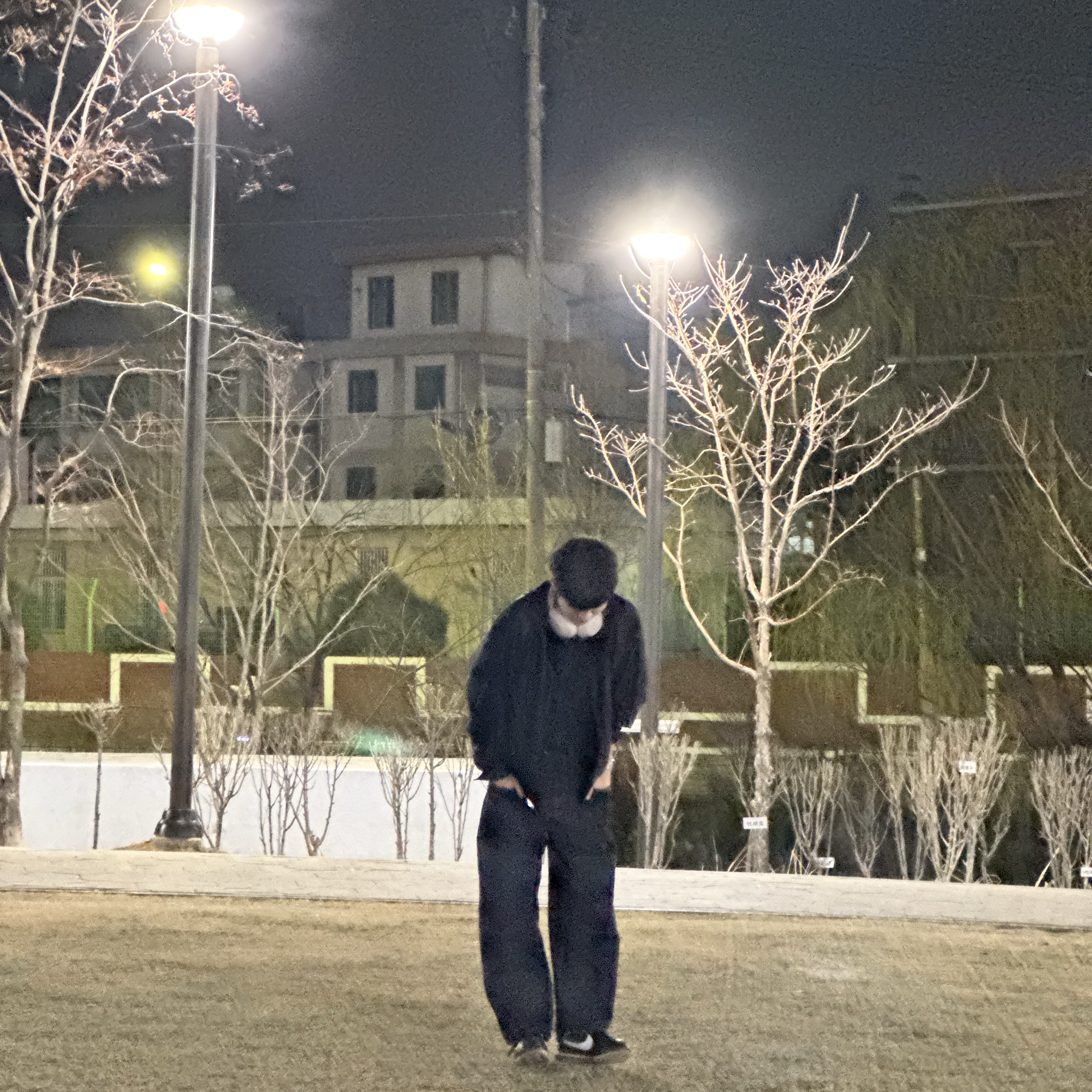 아디다스 Q3 오버사이즈 트랙탑 블랙 - KR 사이즈, 나이키 코르테즈 레더 블랙 검 미디움 브라운 착용 스타일 - 3