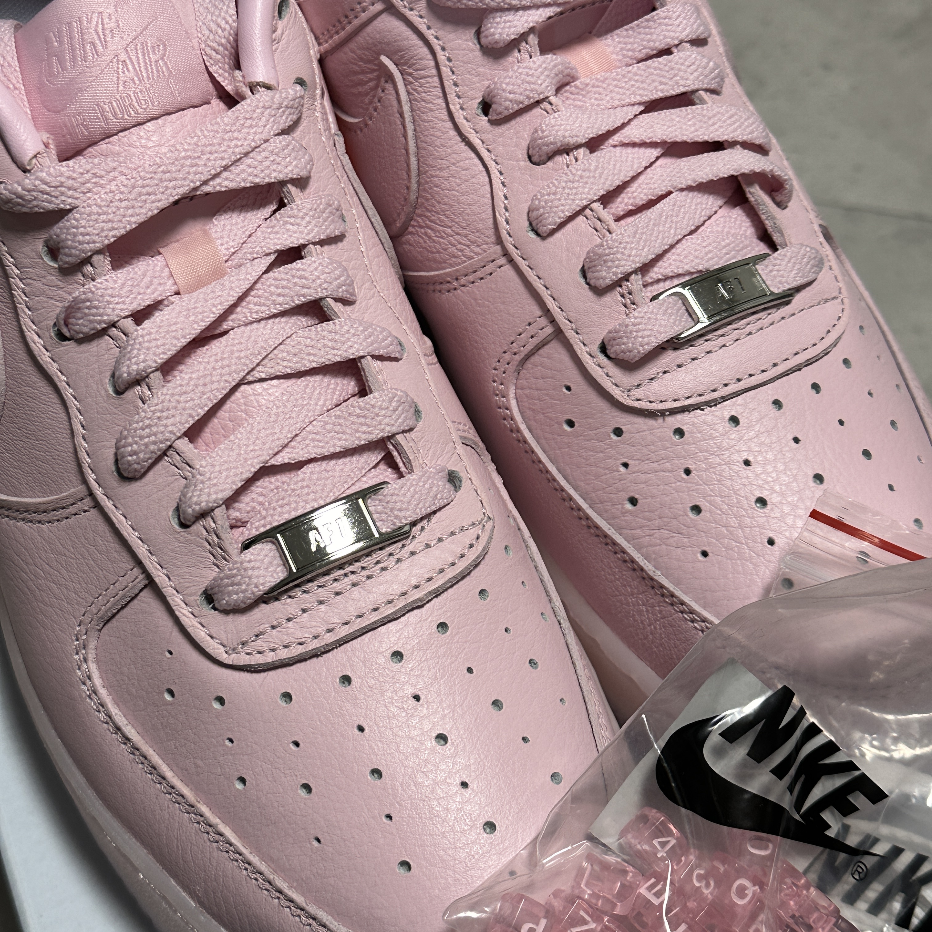 Nike x Drake Nocta Air Force 1 Low SP Certified Lover Boy Pink Foam 착용 스타일 - 1