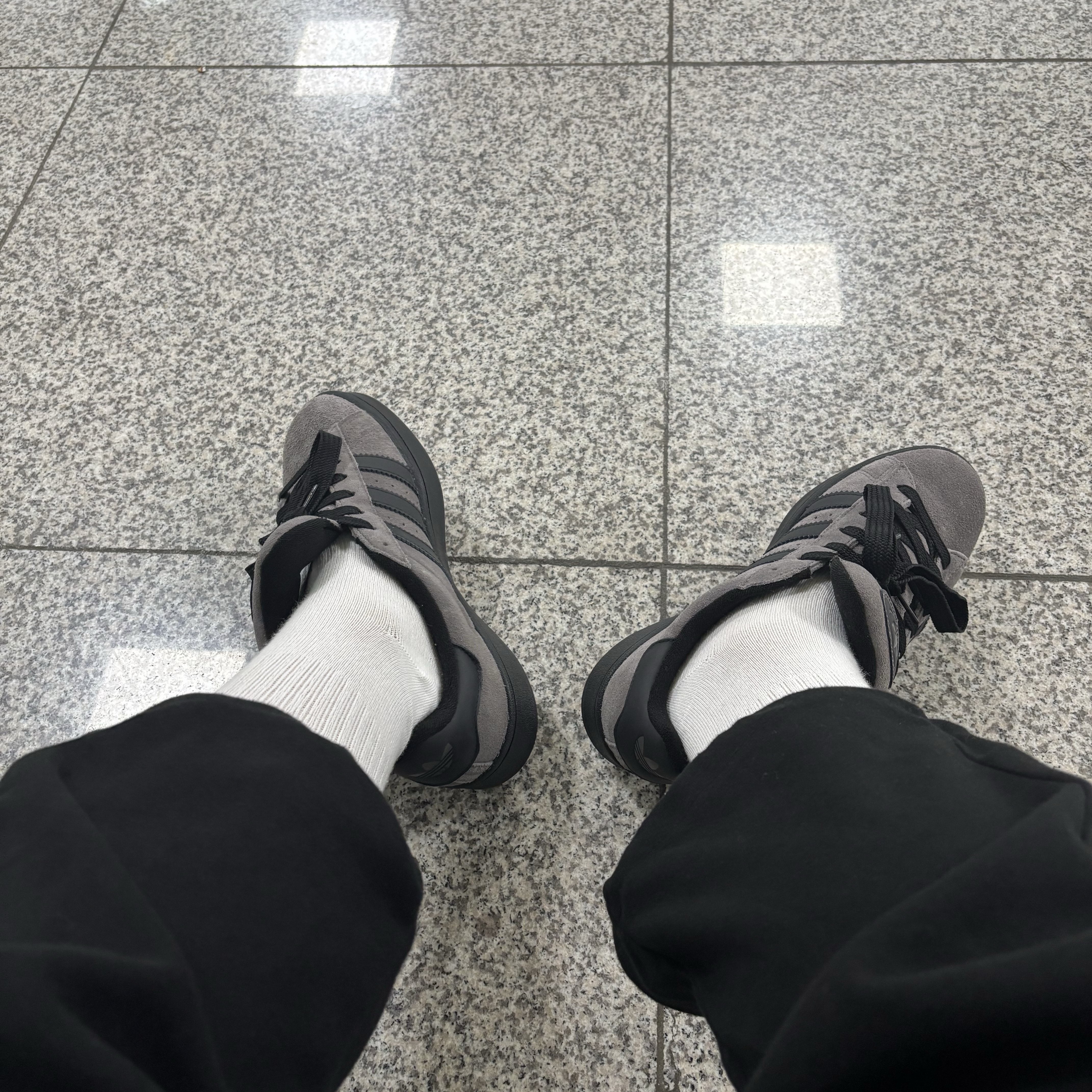 Adidas Campus 00s Charcoal Core Black 착용 스타일 - 1