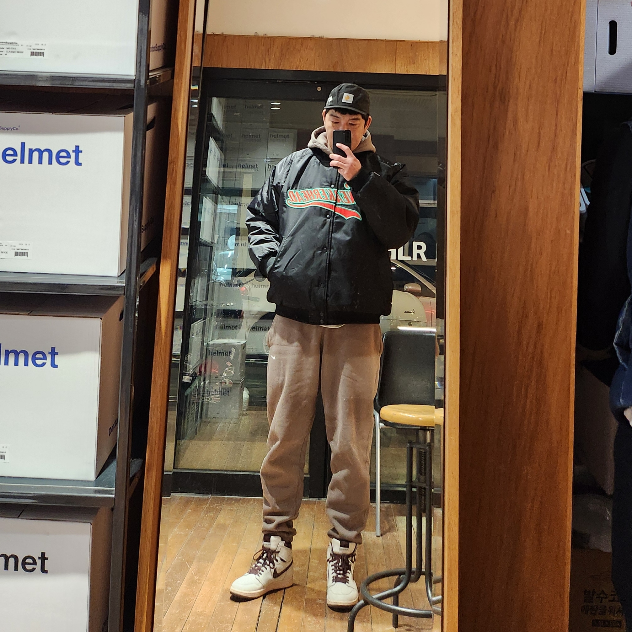 Jordan 1 x A Ma Maniere Retro High OG SP Sail and Burgundy, Nike NRG Solo Swoosh Fleece Hoodie Light Army - US/EU 착용 스타일